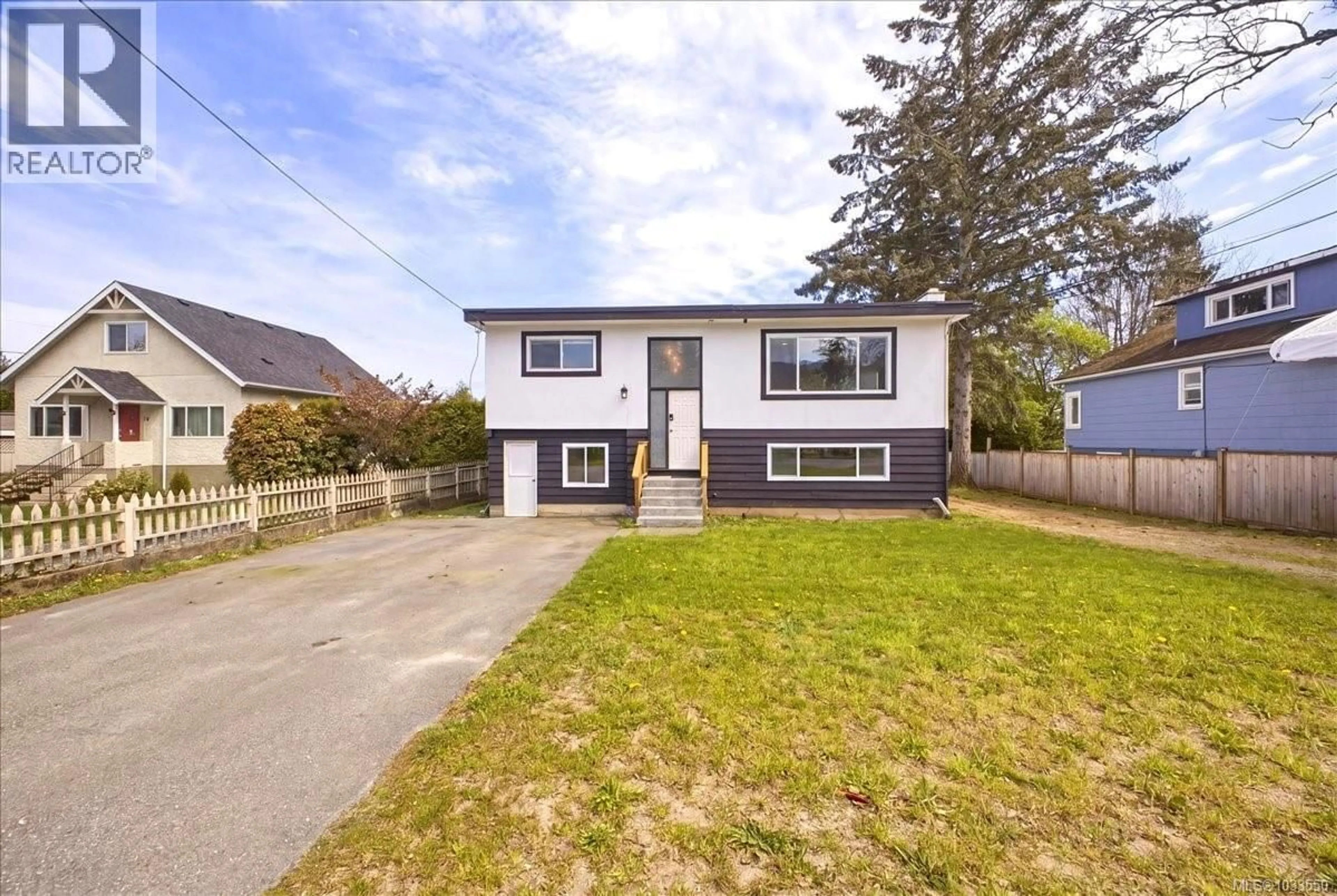 A pic from outside/outdoor area/front of a property/back of a property/a pic from drone, street for 428 HOWARD AVENUE, Nanaimo British Columbia V9R3S4