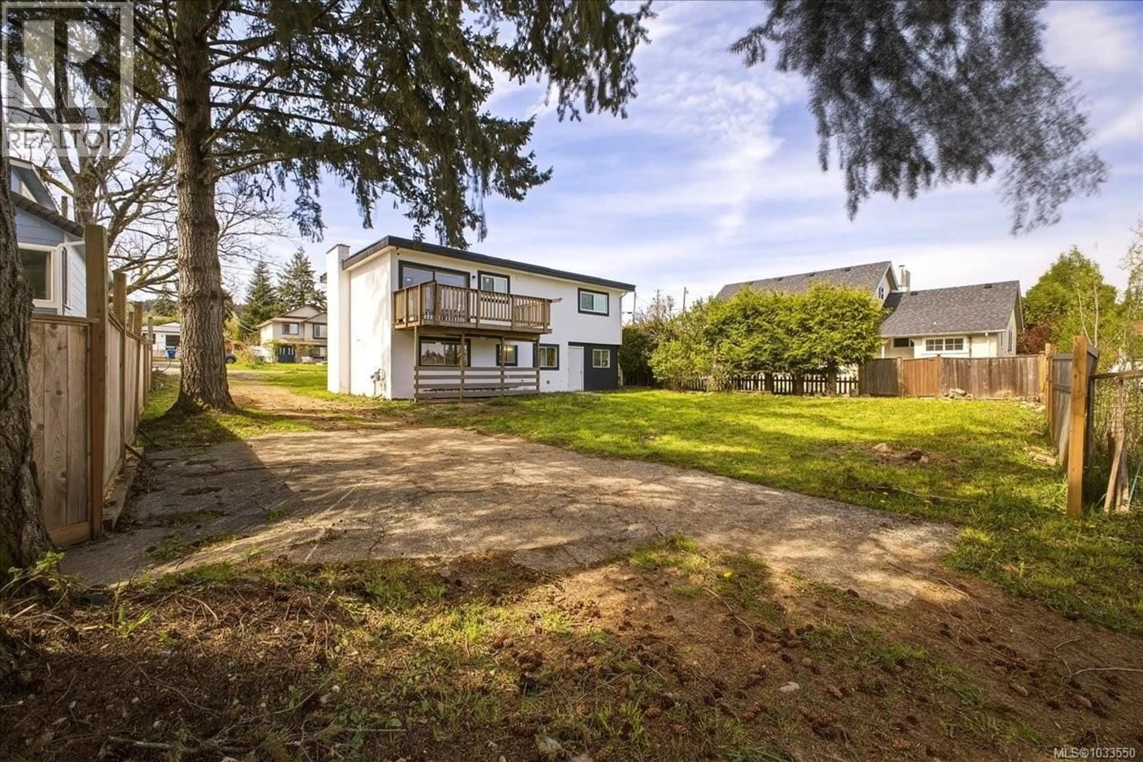 A pic from outside/outdoor area/front of a property/back of a property/a pic from drone, unknown for 428 HOWARD AVENUE, Nanaimo British Columbia V9R3S4