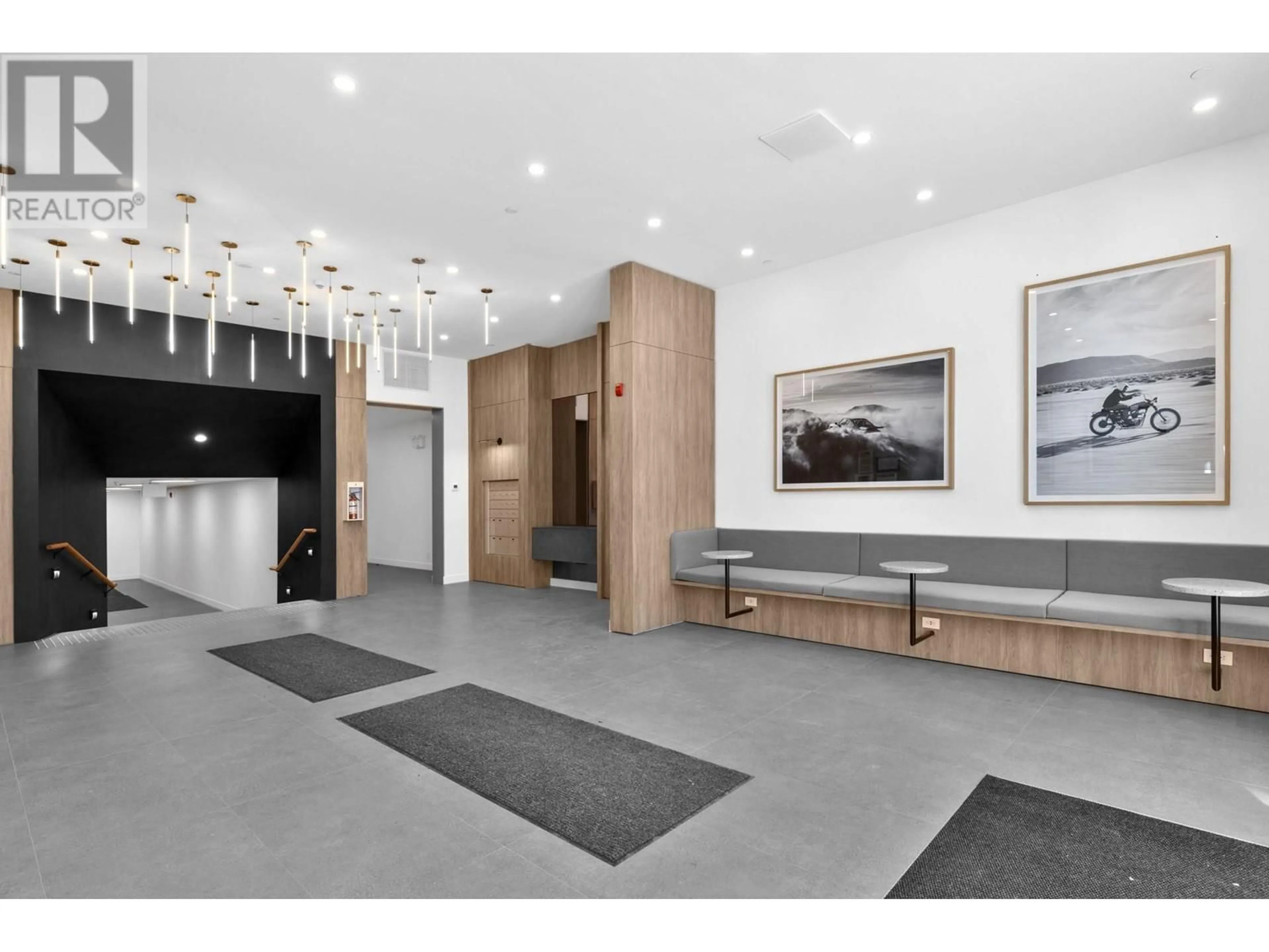 Indoor foyer for 3389 Lakeshore Road Unit# 409, Kelowna British Columbia V1W0G5