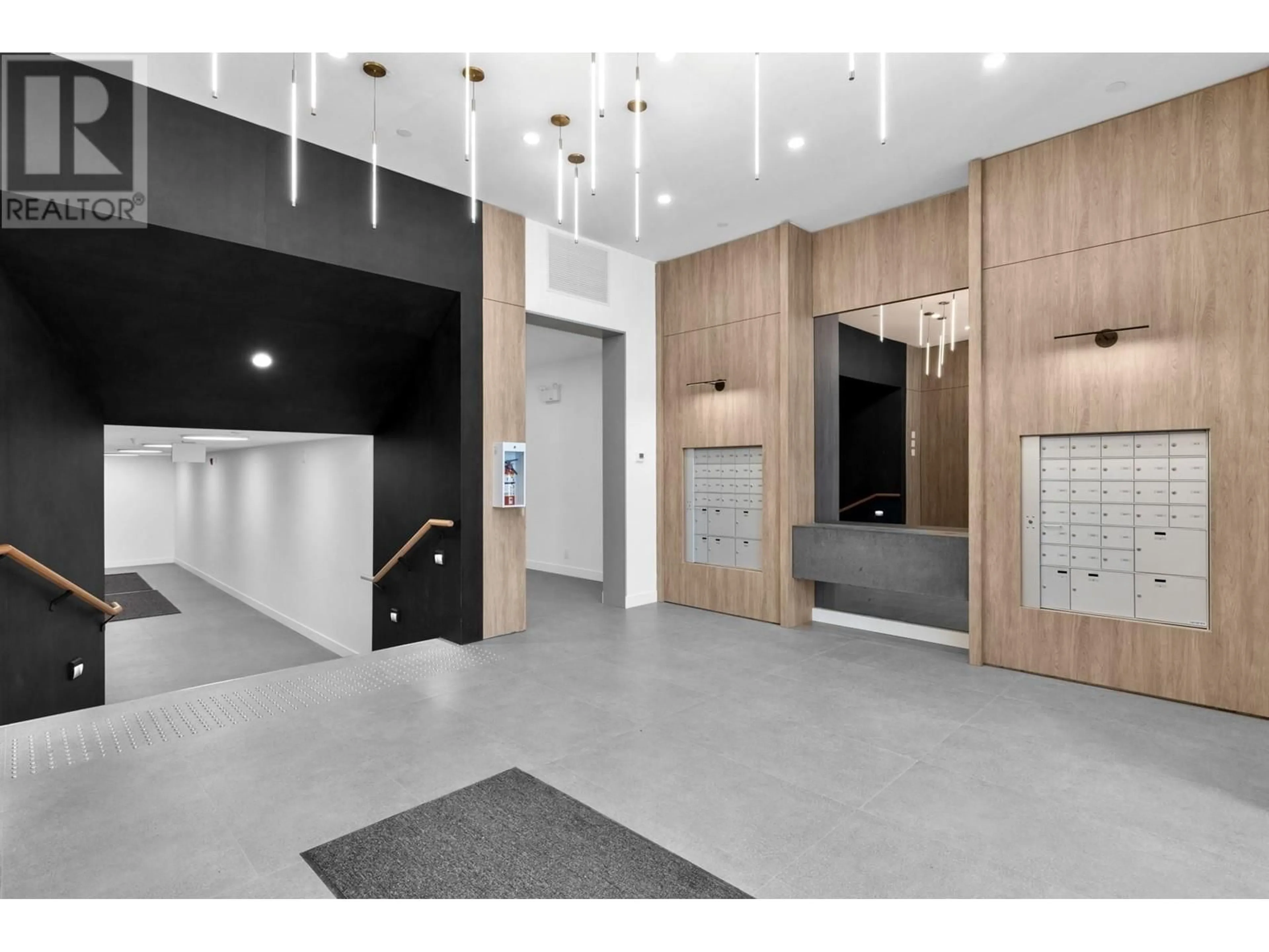 Indoor foyer for 3389 Lakeshore Road Unit# 409, Kelowna British Columbia V1W0G5