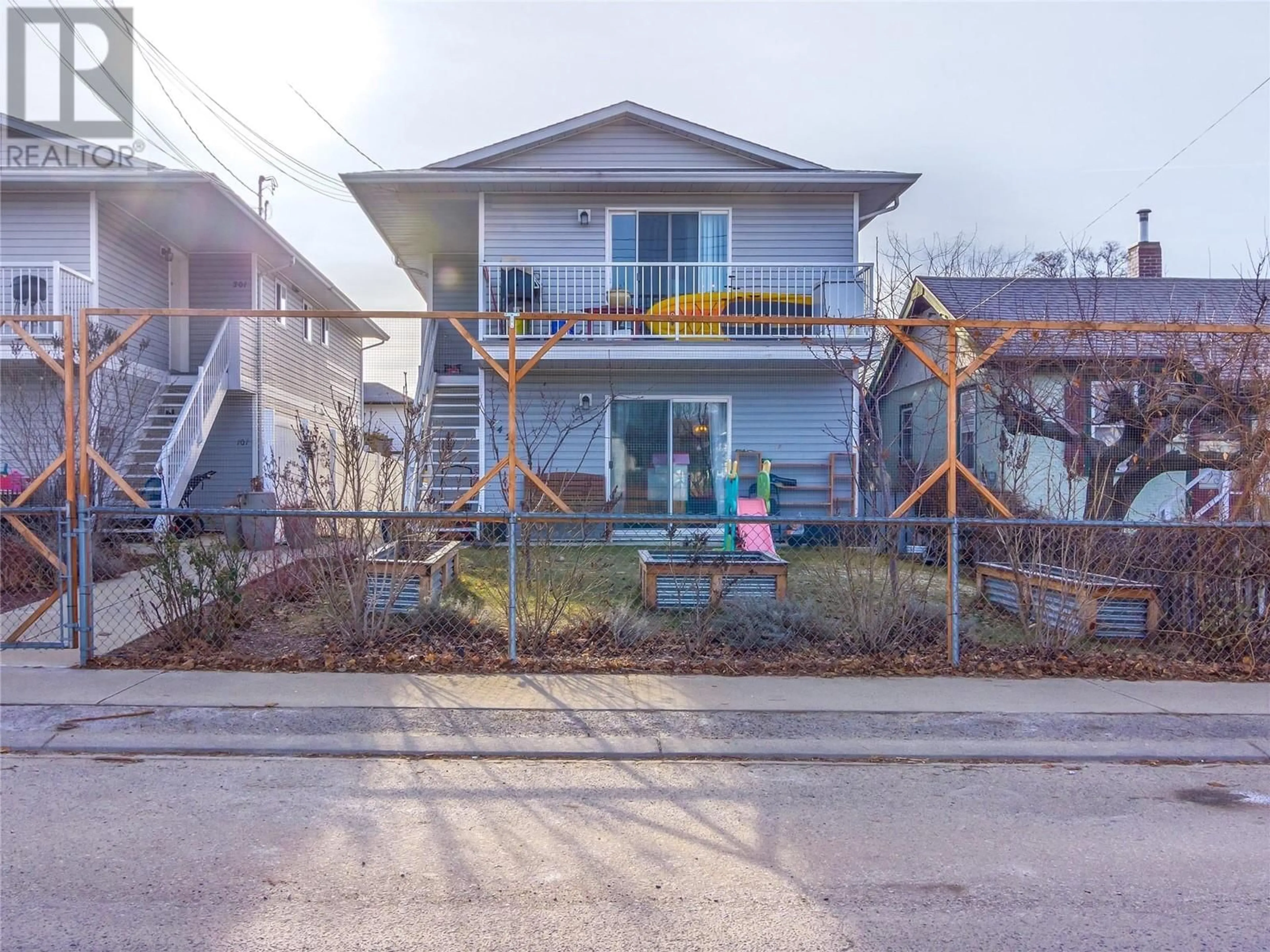 Home with vinyl exterior material, street for 101 - 542 WADE AVENUE, Penticton British Columbia V2A1V5