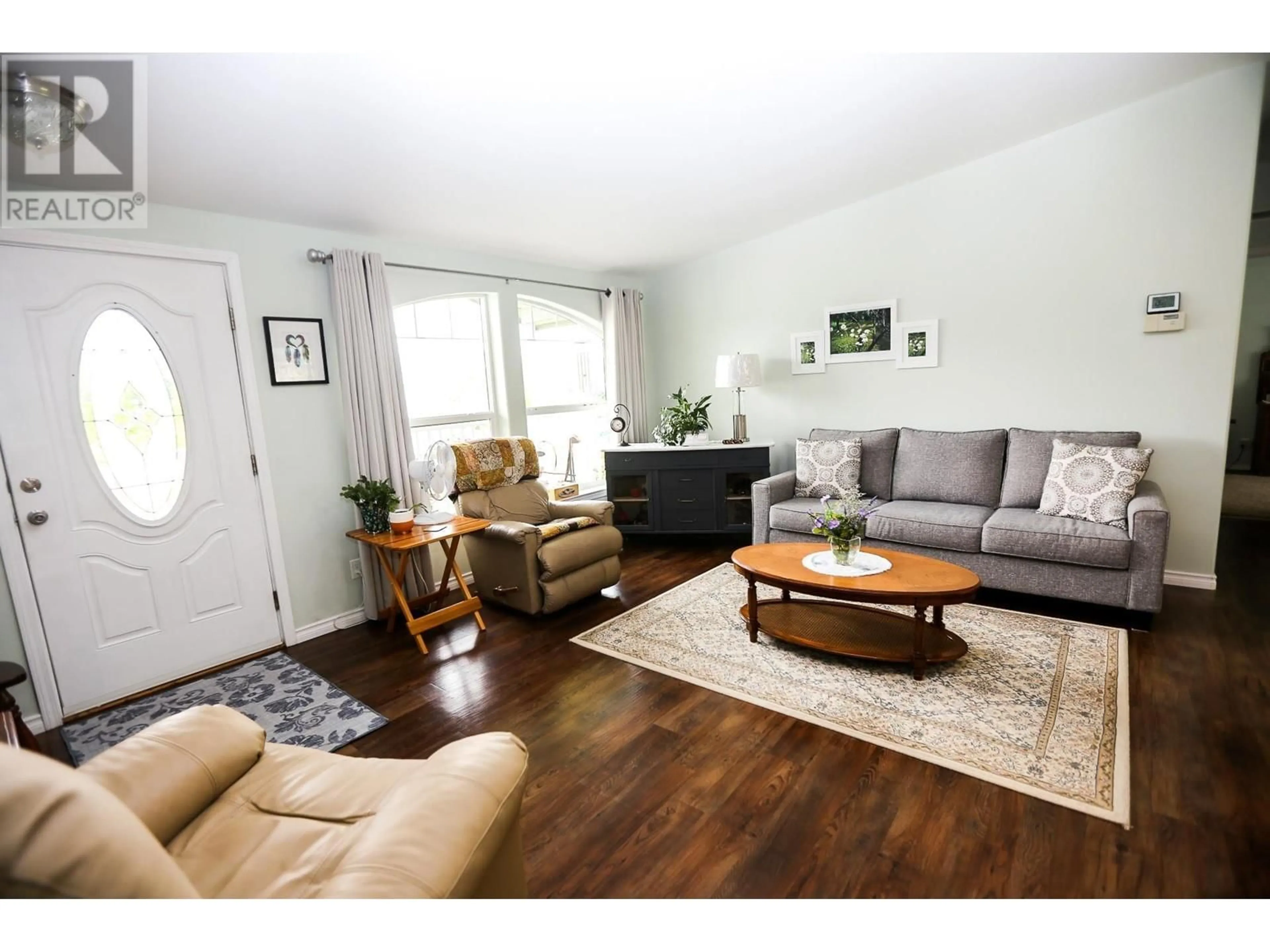 Living room with furniture, wood/laminate floor for 445 SISKA Drive, Barriere British Columbia V0E1E0