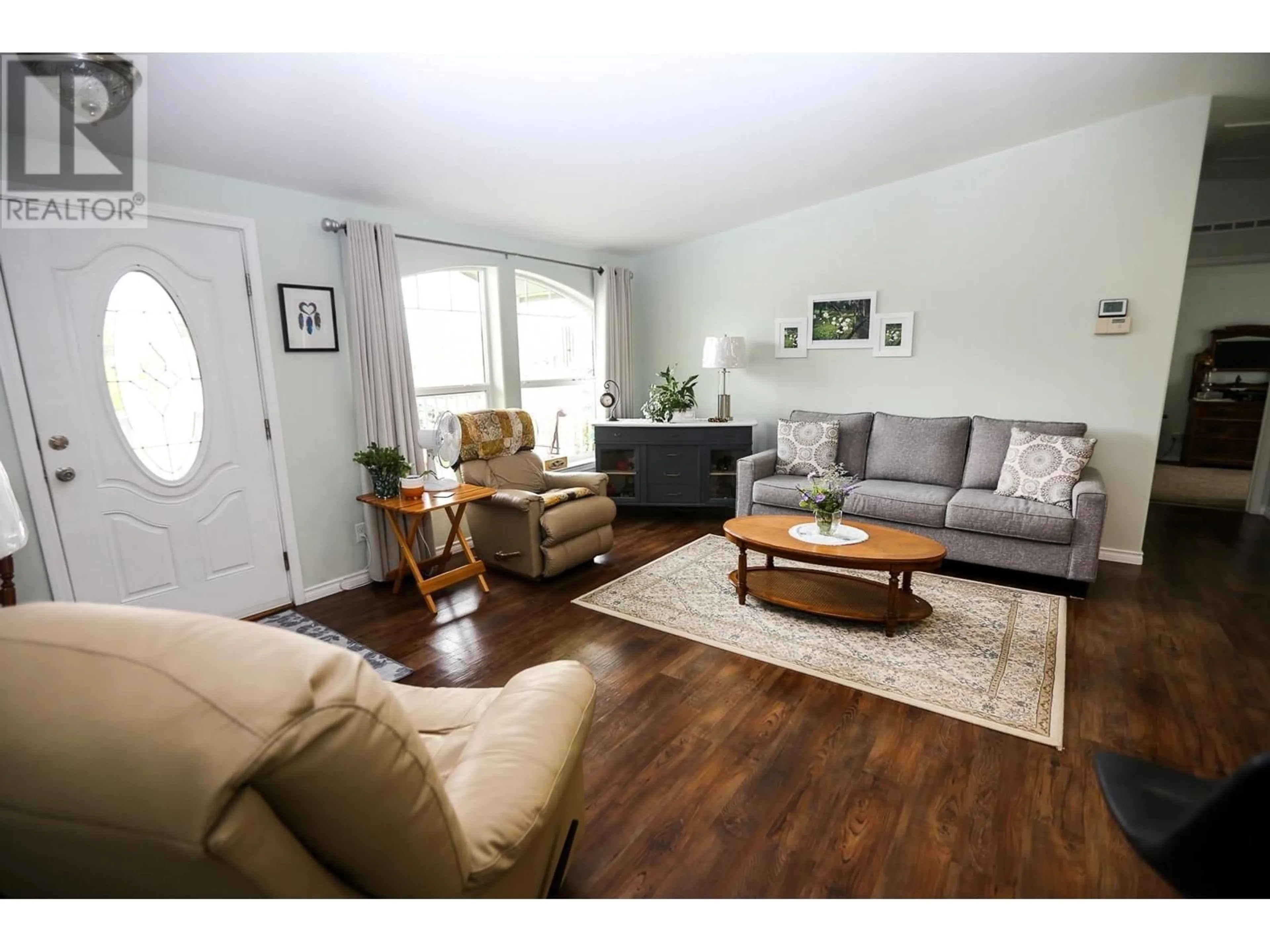 Living room with furniture, wood/laminate floor for 445 SISKA Drive, Barriere British Columbia V0E1E0