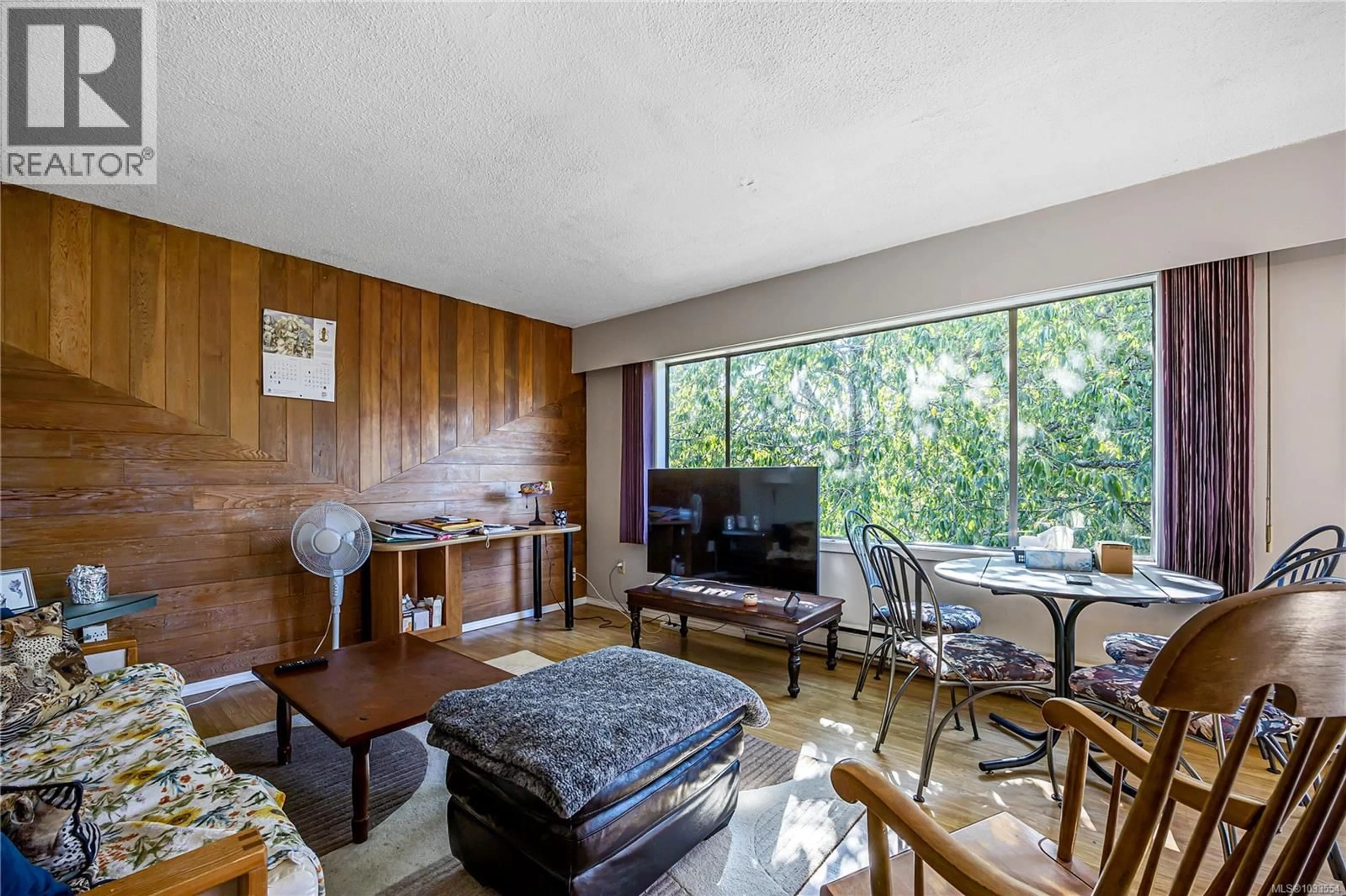 Living room with furniture, wood/laminate floor for 1575 TOWNSITE ROAD, Nanaimo British Columbia V9S1M9