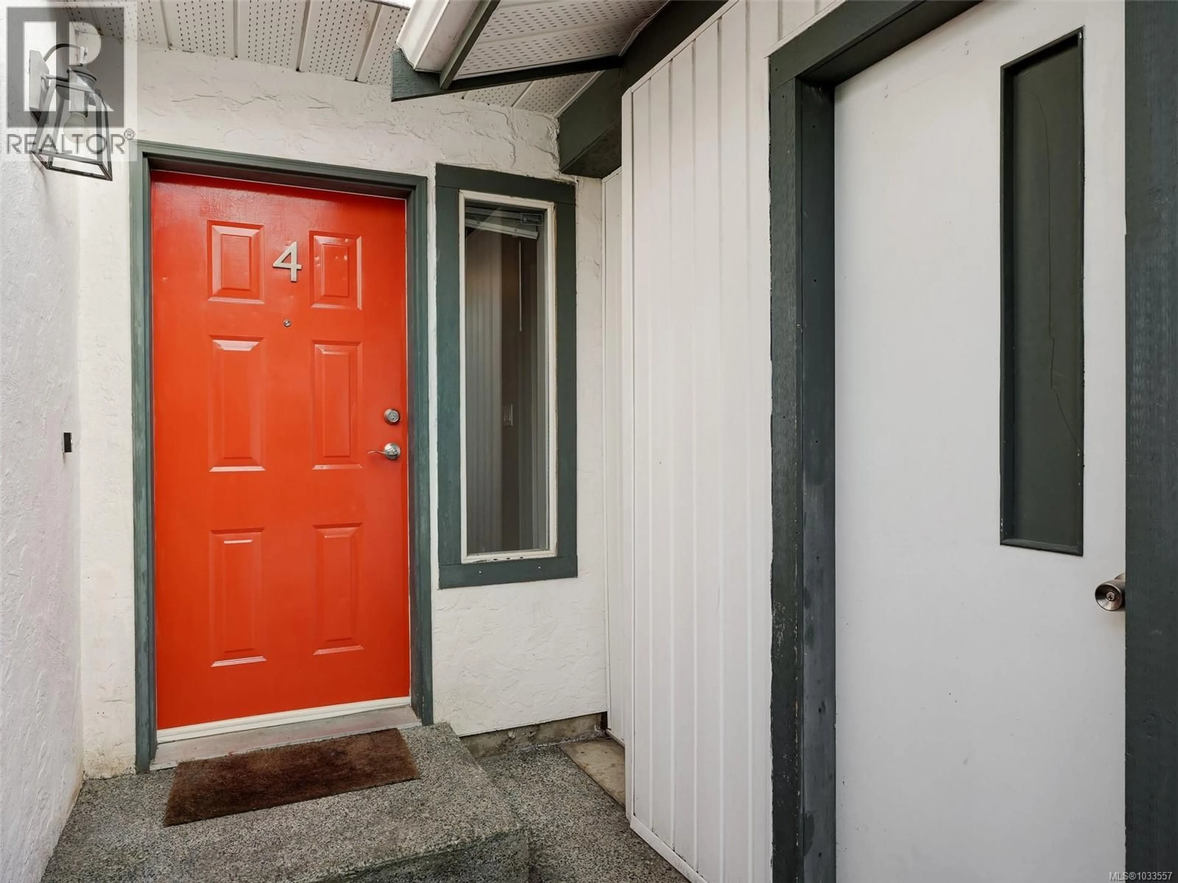 Indoor entryway for 4 - 9923 SEVENTH STREET, Sidney British Columbia V8L2V8
