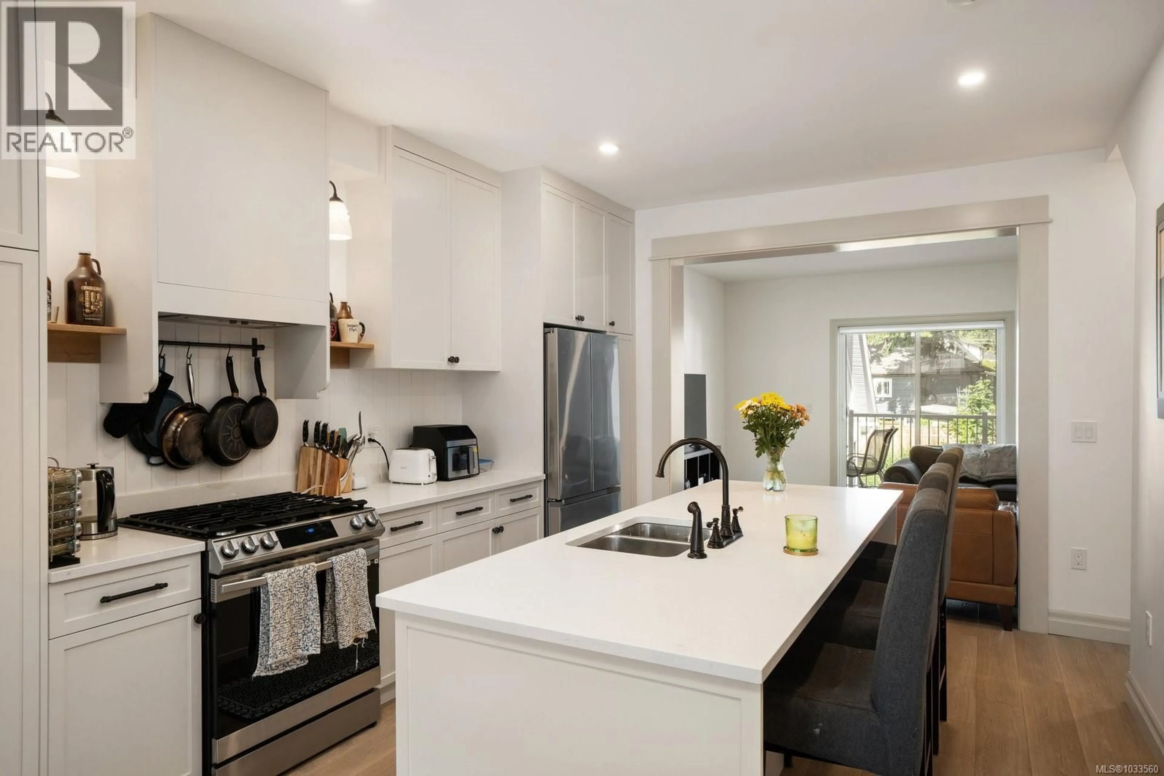 Contemporary kitchen, ceramic/tile floor for 3 - 3092 WASHINGTON AVENUE, Victoria British Columbia V9A0J5