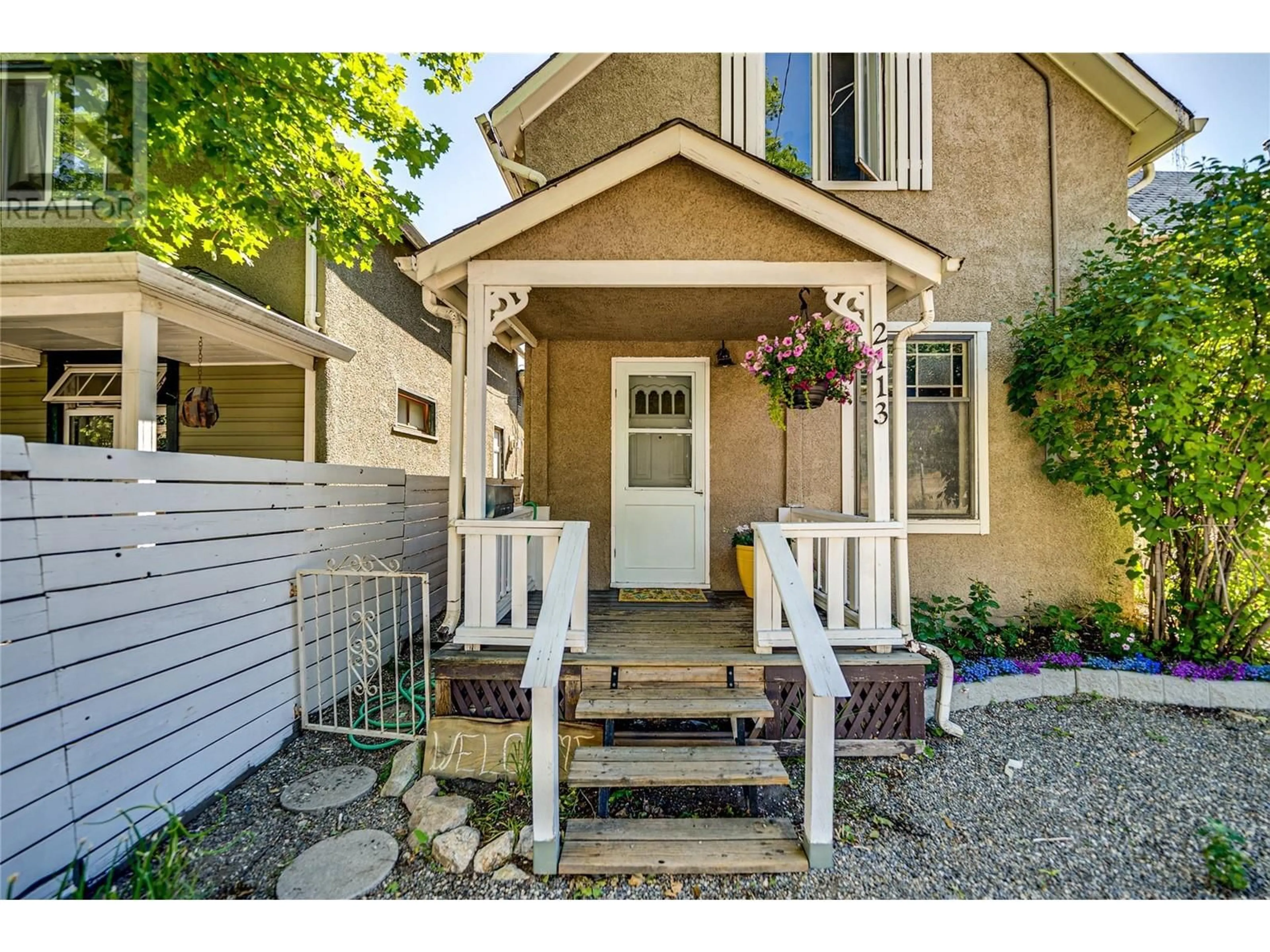 Indoor entryway for 2113 34 Street, Vernon British Columbia V1T5W4