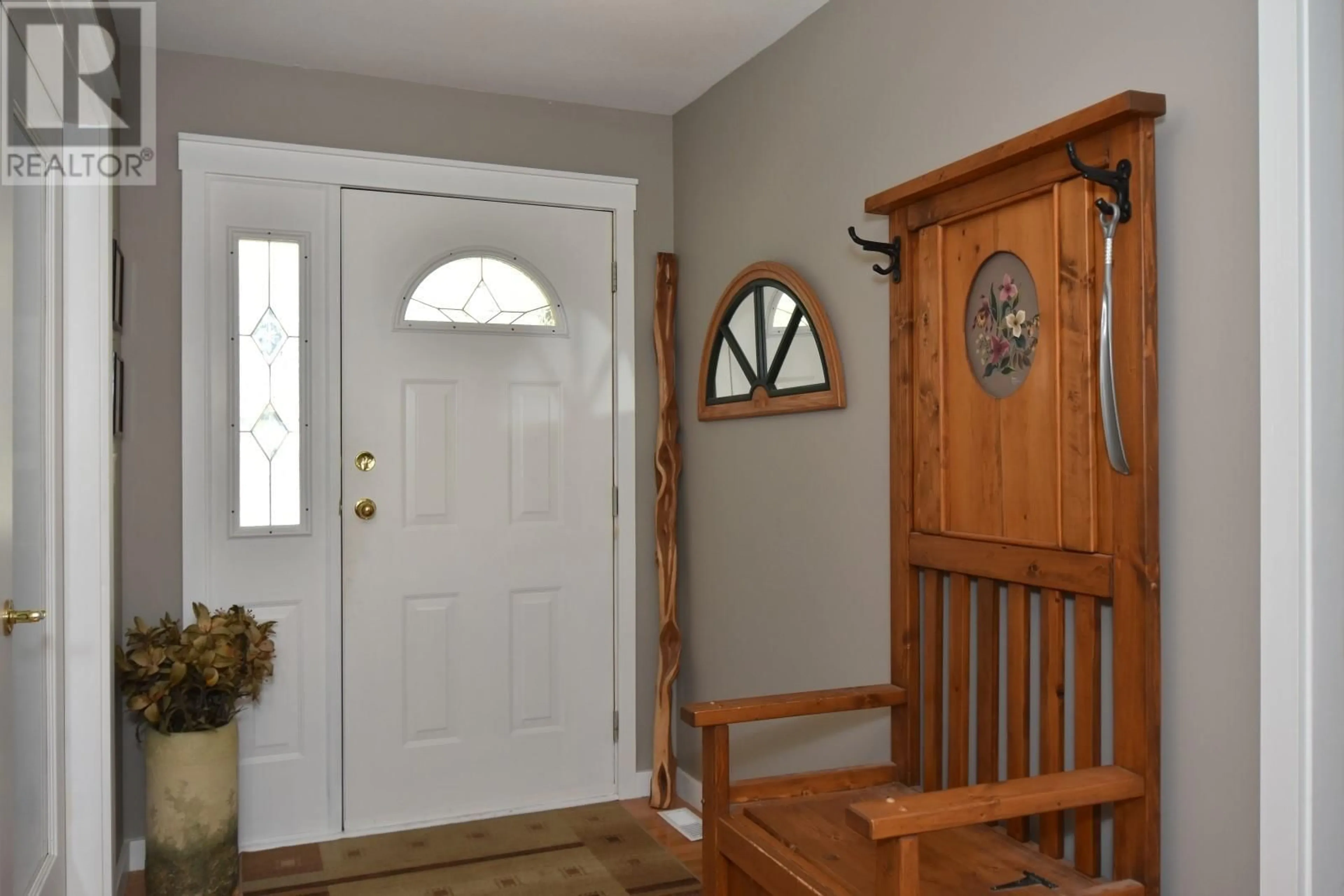 Indoor entryway for 2593 Golf View Crescent, Blind Bay British Columbia V0E1H1