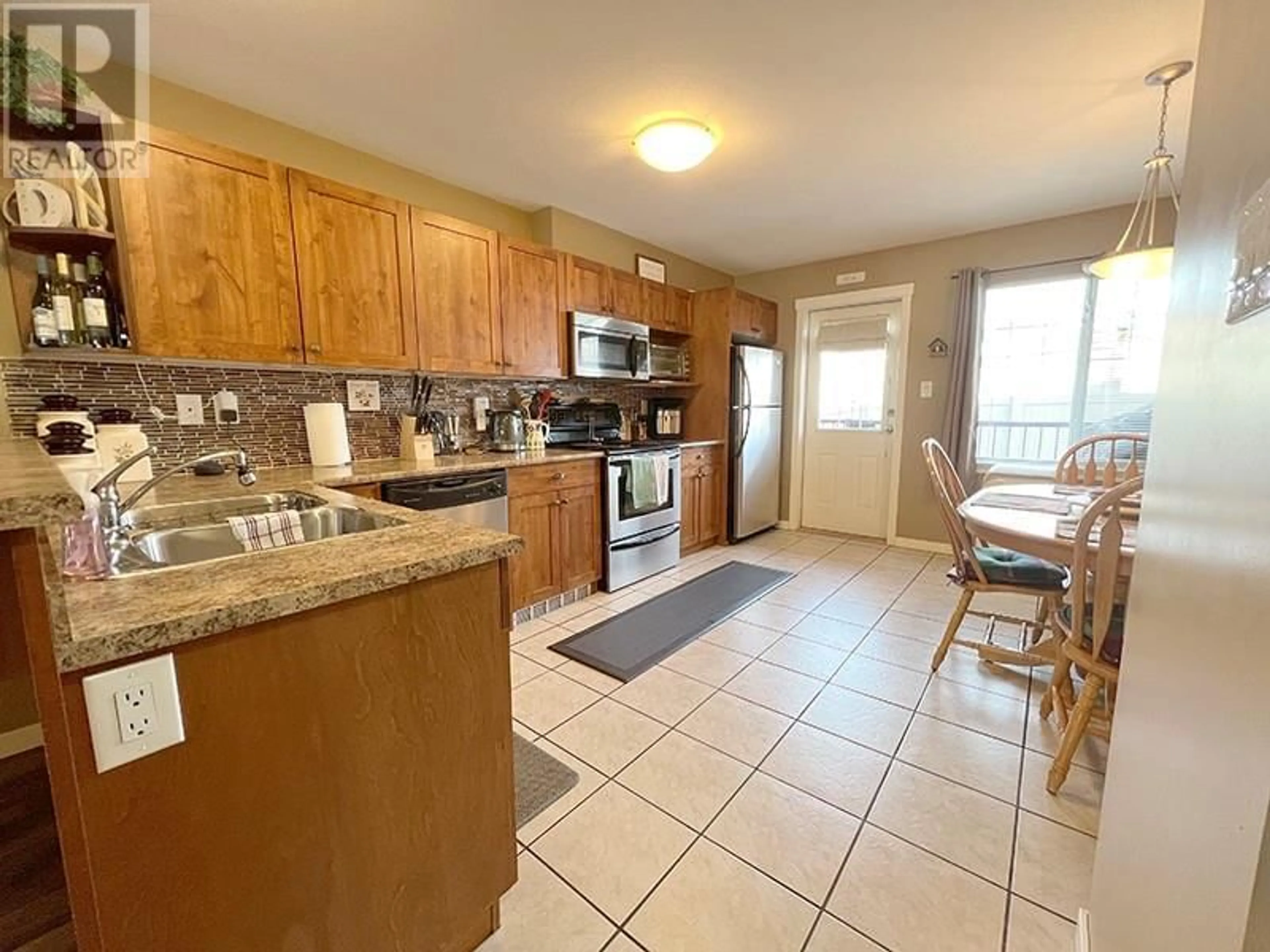 Open concept kitchen, ceramic/tile floor for 1970 Braeview Place Unit# 25, Kamloops British Columbia V1S1N5