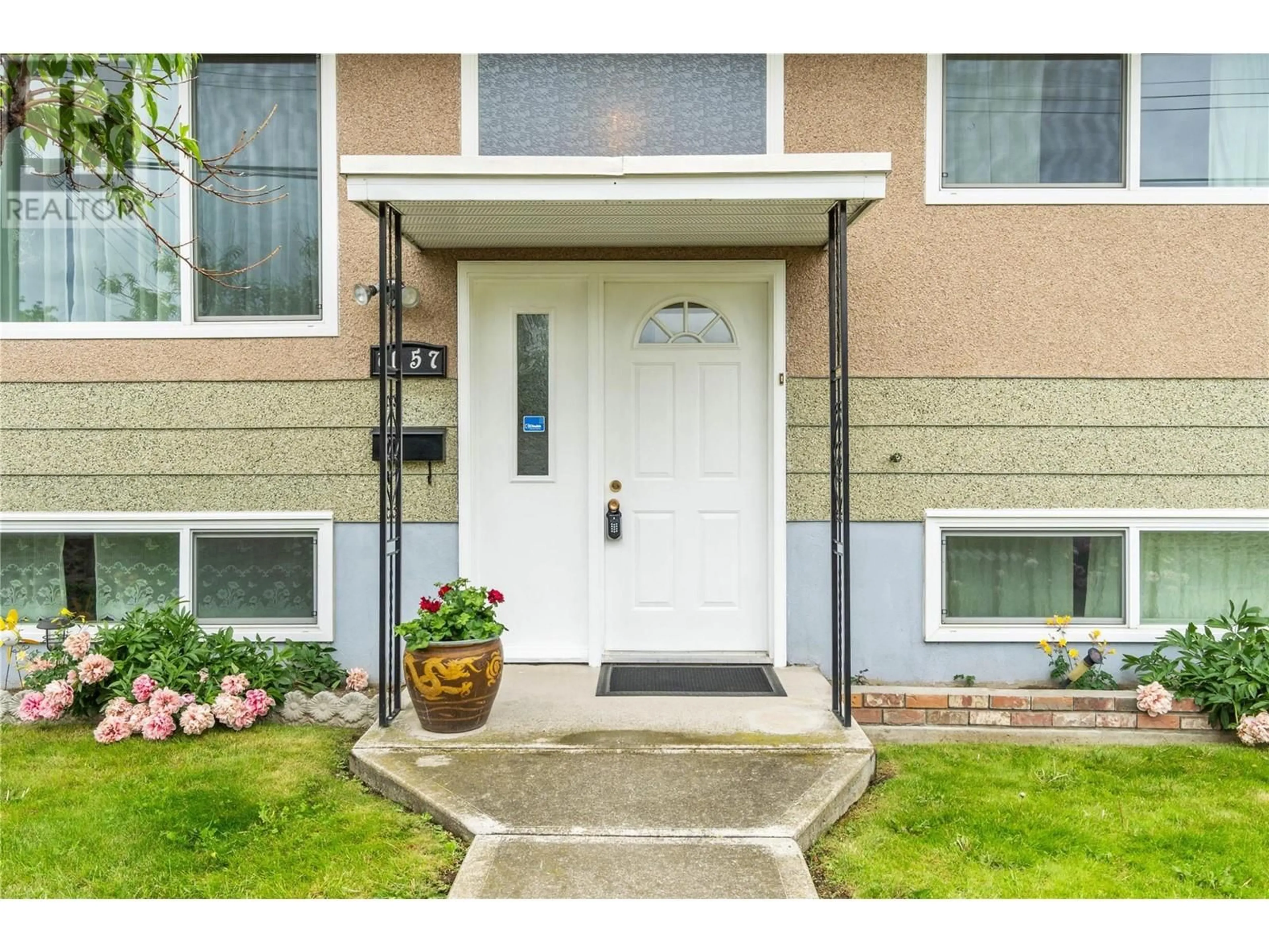 Indoor entryway for 1057 SUDBURY Avenue, Kamloops British Columbia V2B2A2