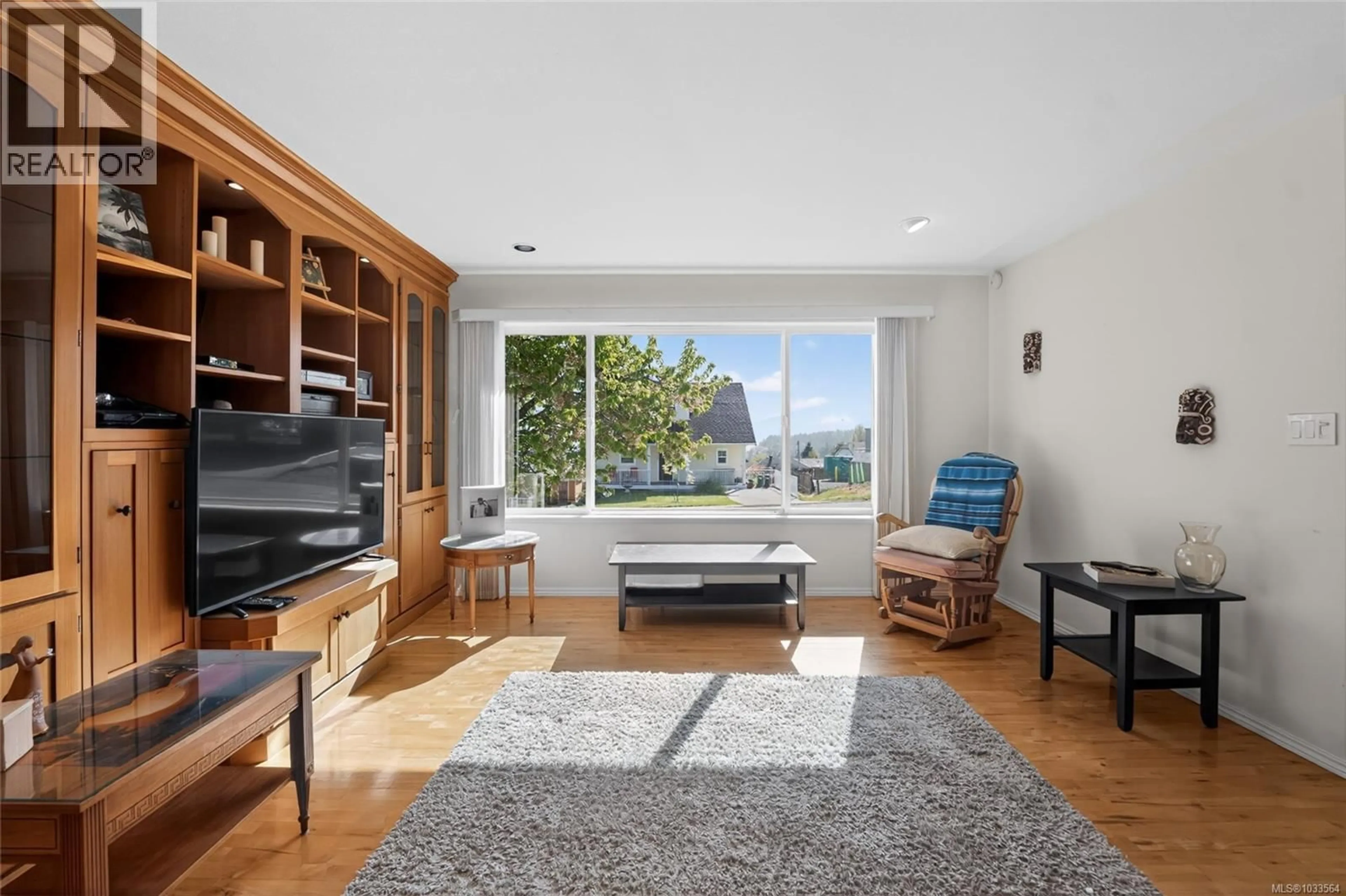 Living room with furniture, wood/laminate floor for 8126 MUSGRAVE STREET, Crofton British Columbia V0R1R0