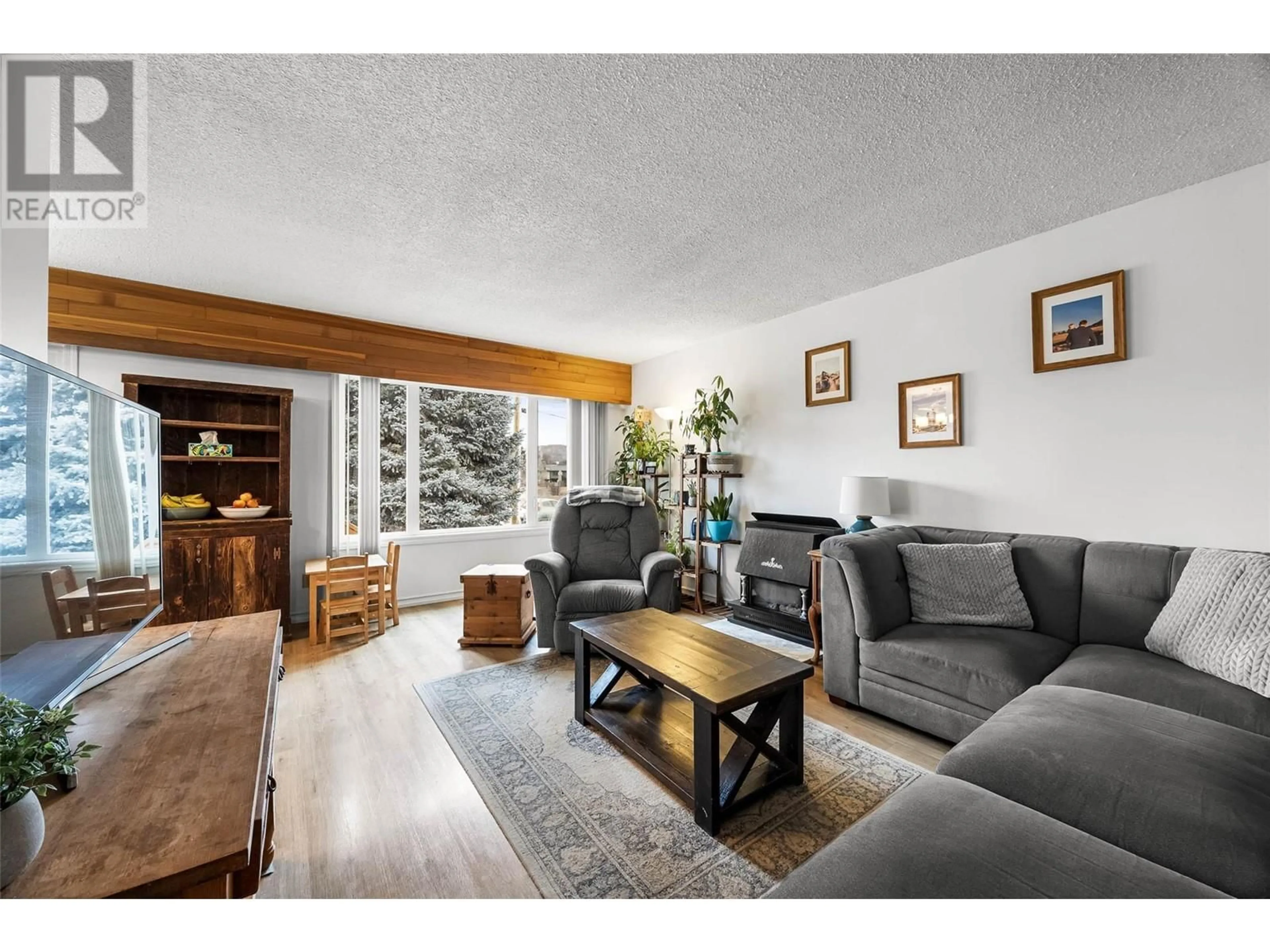 Living room with furniture, wood/laminate floor for 1613 HAPPYVALE Avenue, Kamloops British Columbia V2B8A3