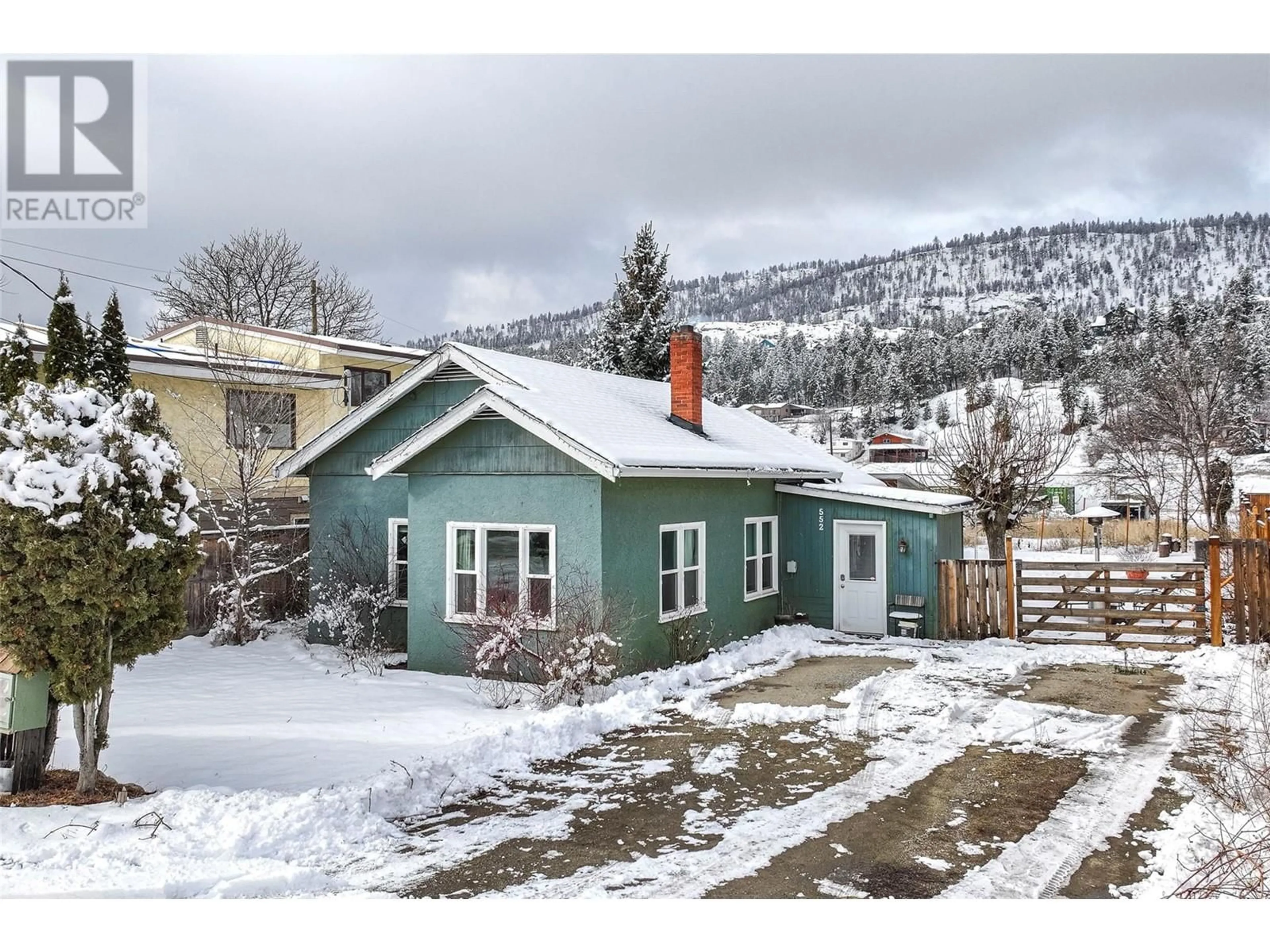 A pic from outside/outdoor area/front of a property/back of a property/a pic from drone, street for 552 Snowsell Street, Kelowna British Columbia V1V2C7