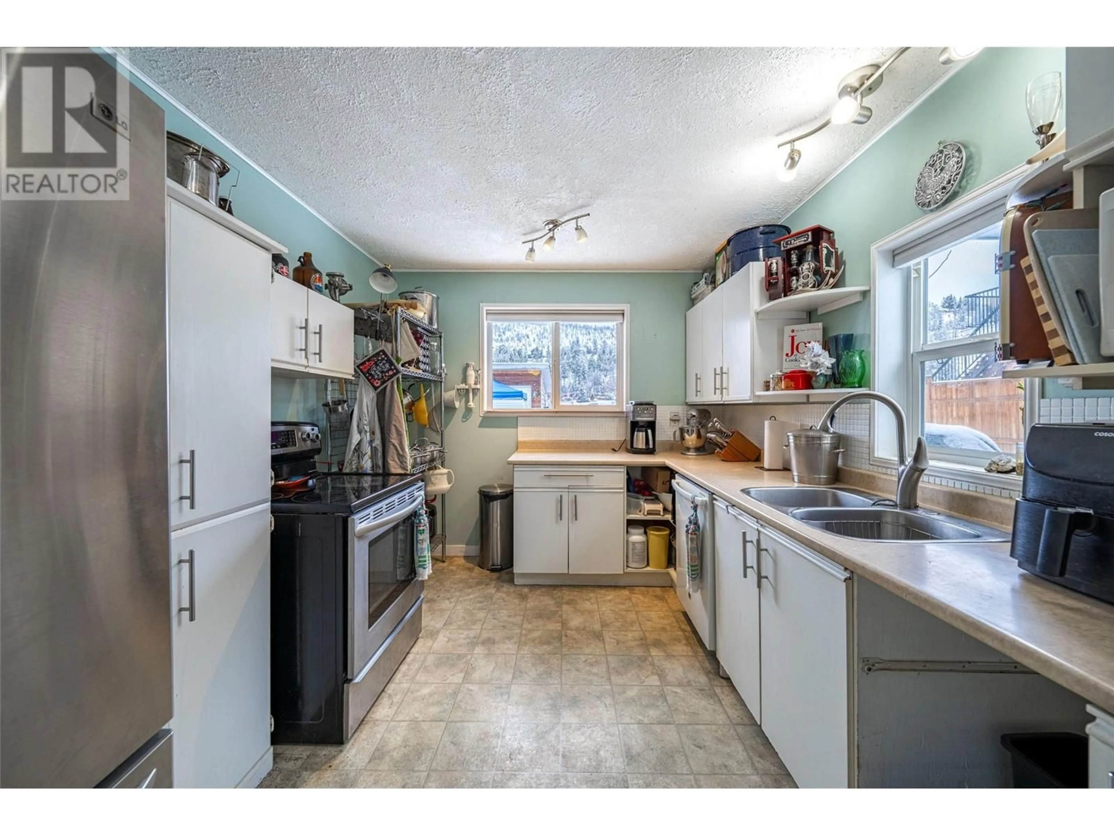 Standard kitchen, unknown for 552 Snowsell Street, Kelowna British Columbia V1V2C7