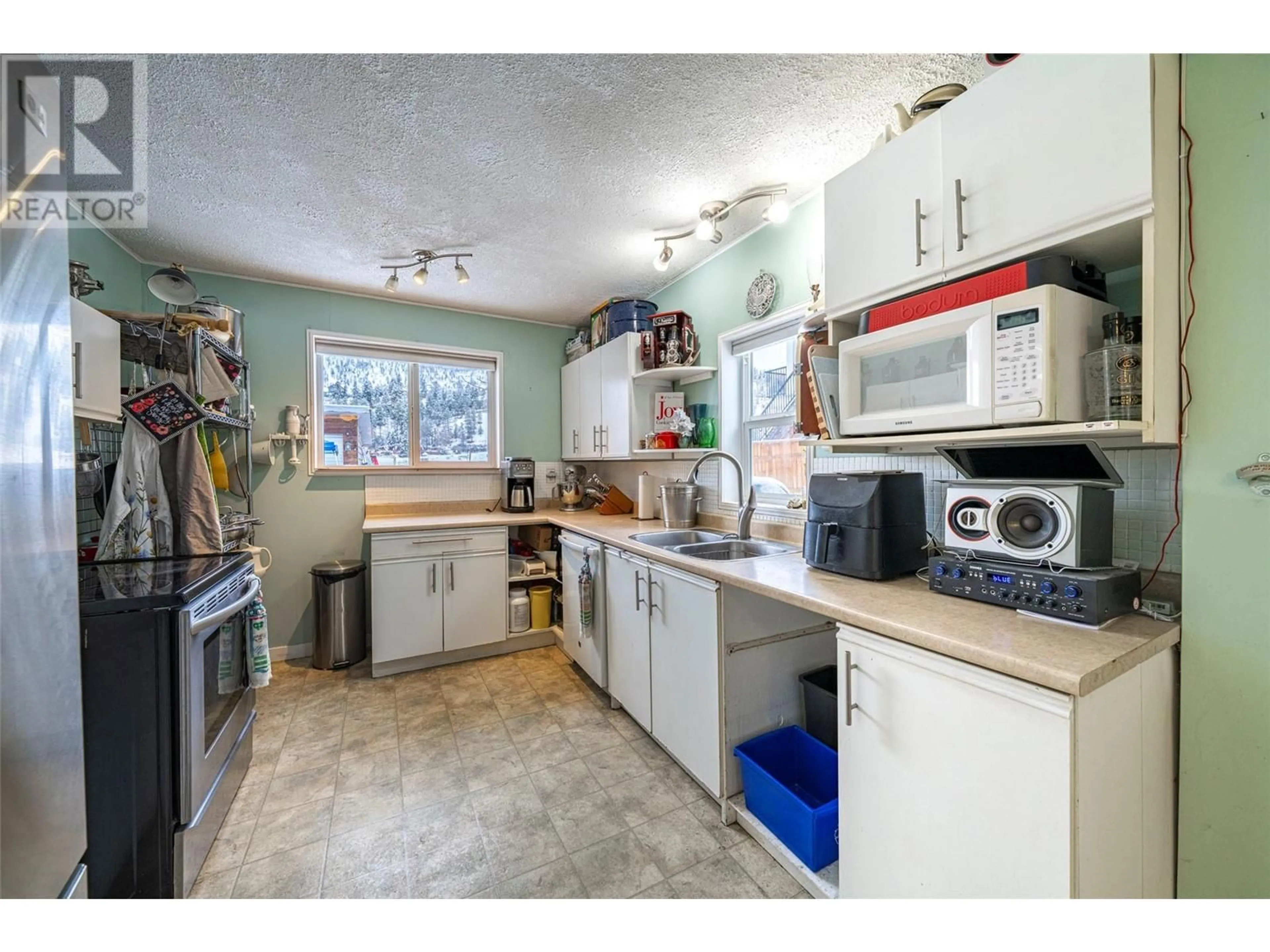 Standard kitchen, unknown for 552 Snowsell Street, Kelowna British Columbia V1V2C7