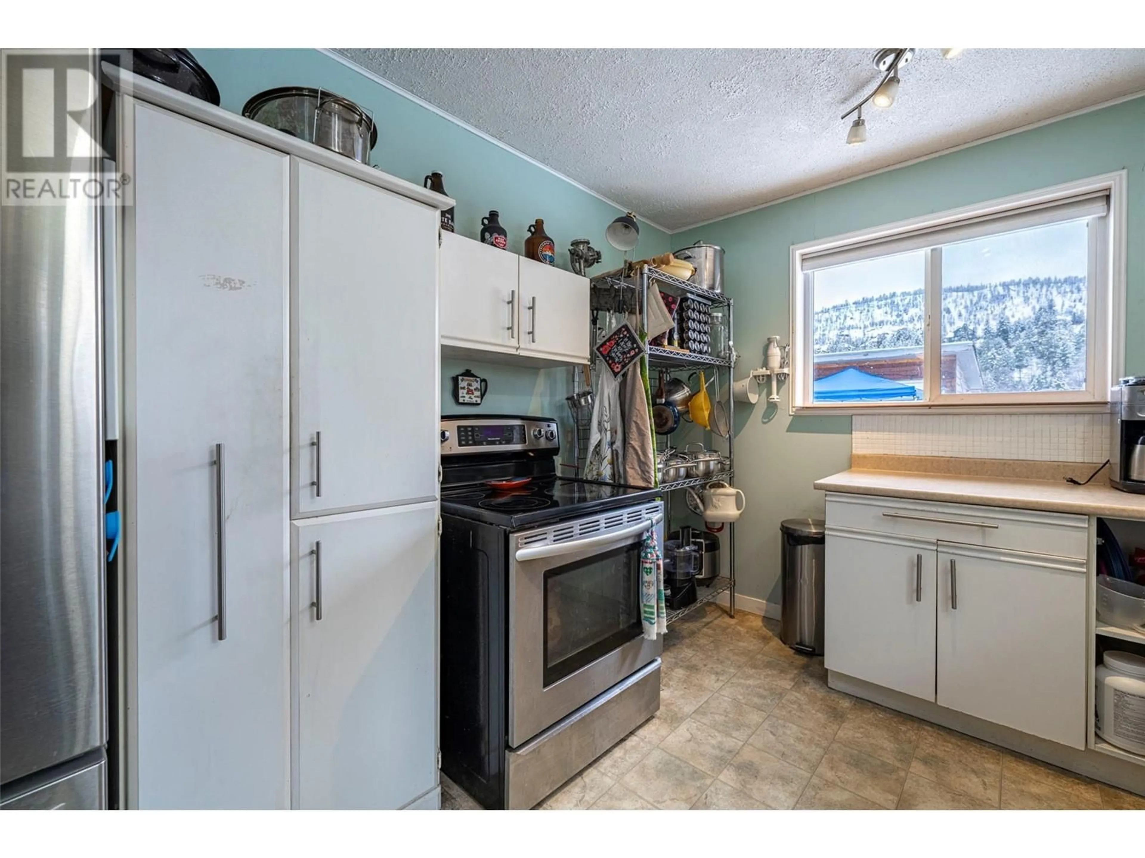 Standard kitchen, unknown for 552 Snowsell Street, Kelowna British Columbia V1V2C7