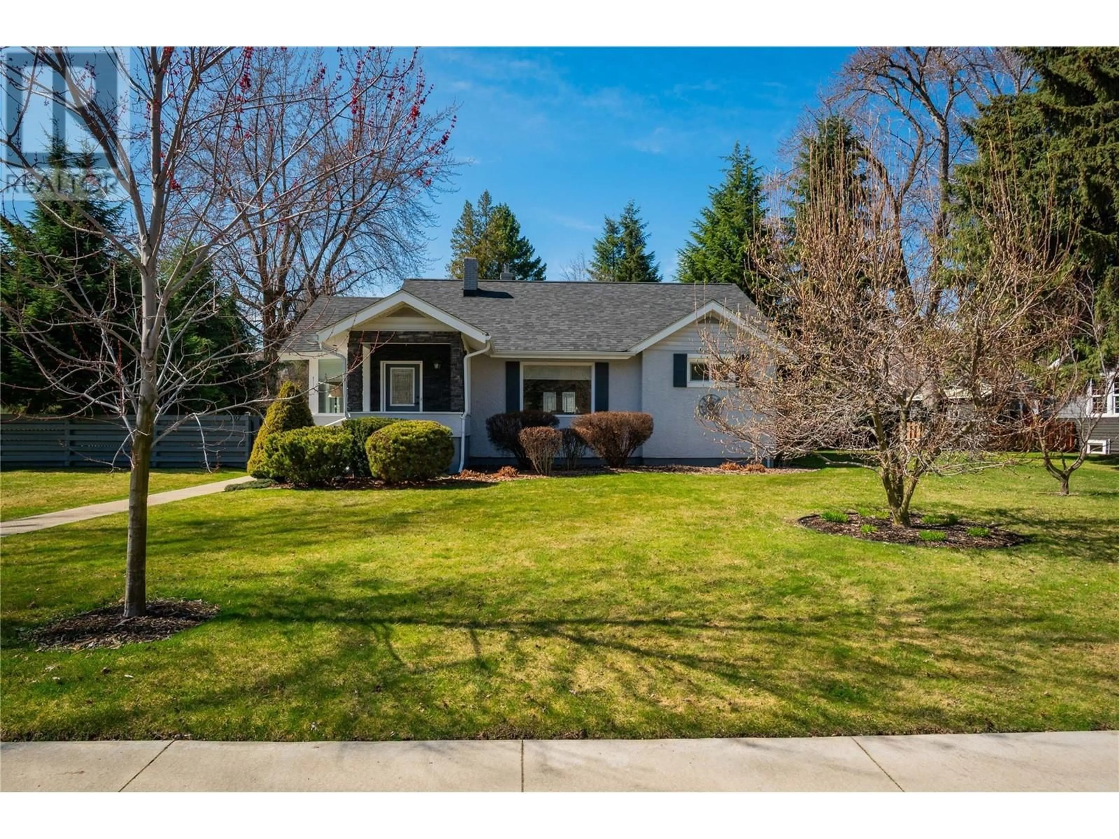 Home with vinyl exterior material, street for 107 RITCHIE AVENUE, Trail British Columbia V1R1G8