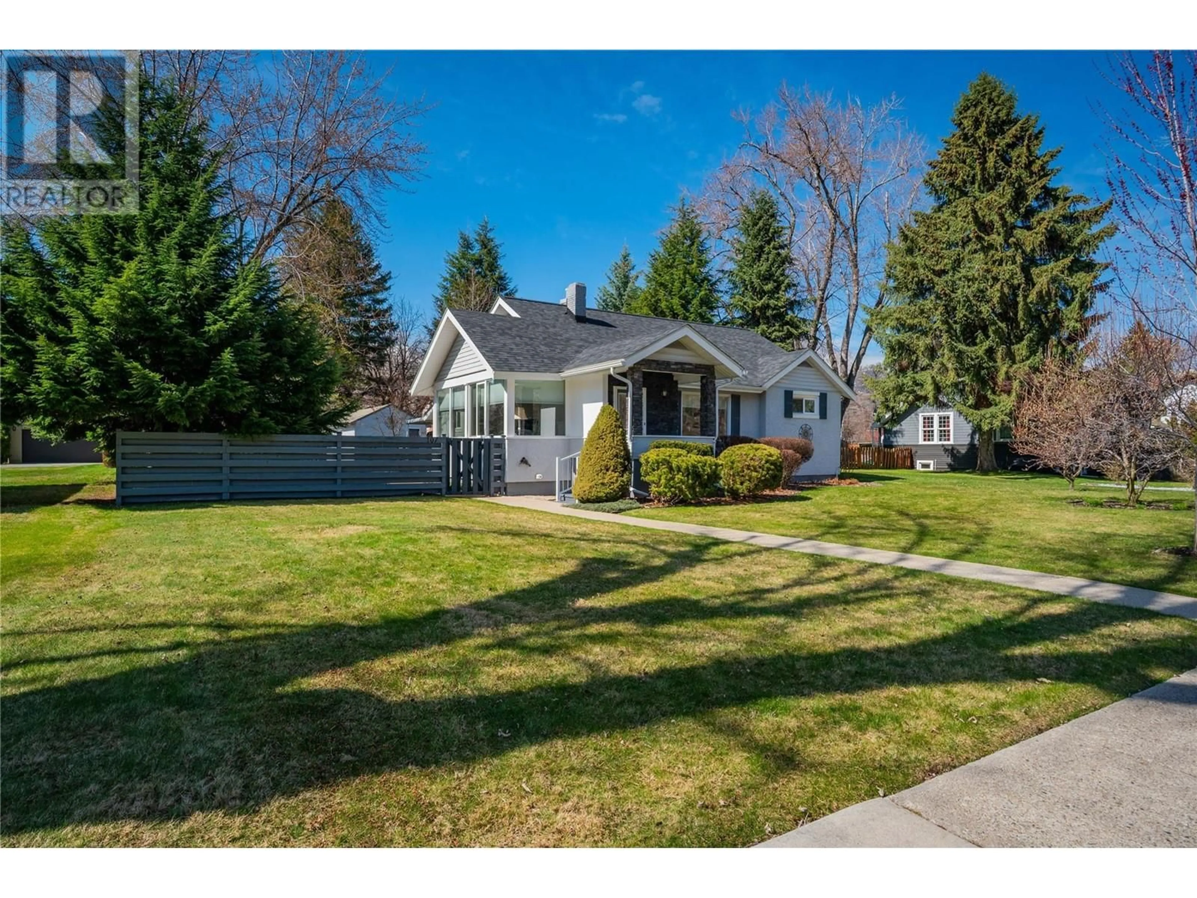 A pic from outside/outdoor area/front of a property/back of a property/a pic from drone, street for 107 RITCHIE AVENUE, Trail British Columbia V1R1G8
