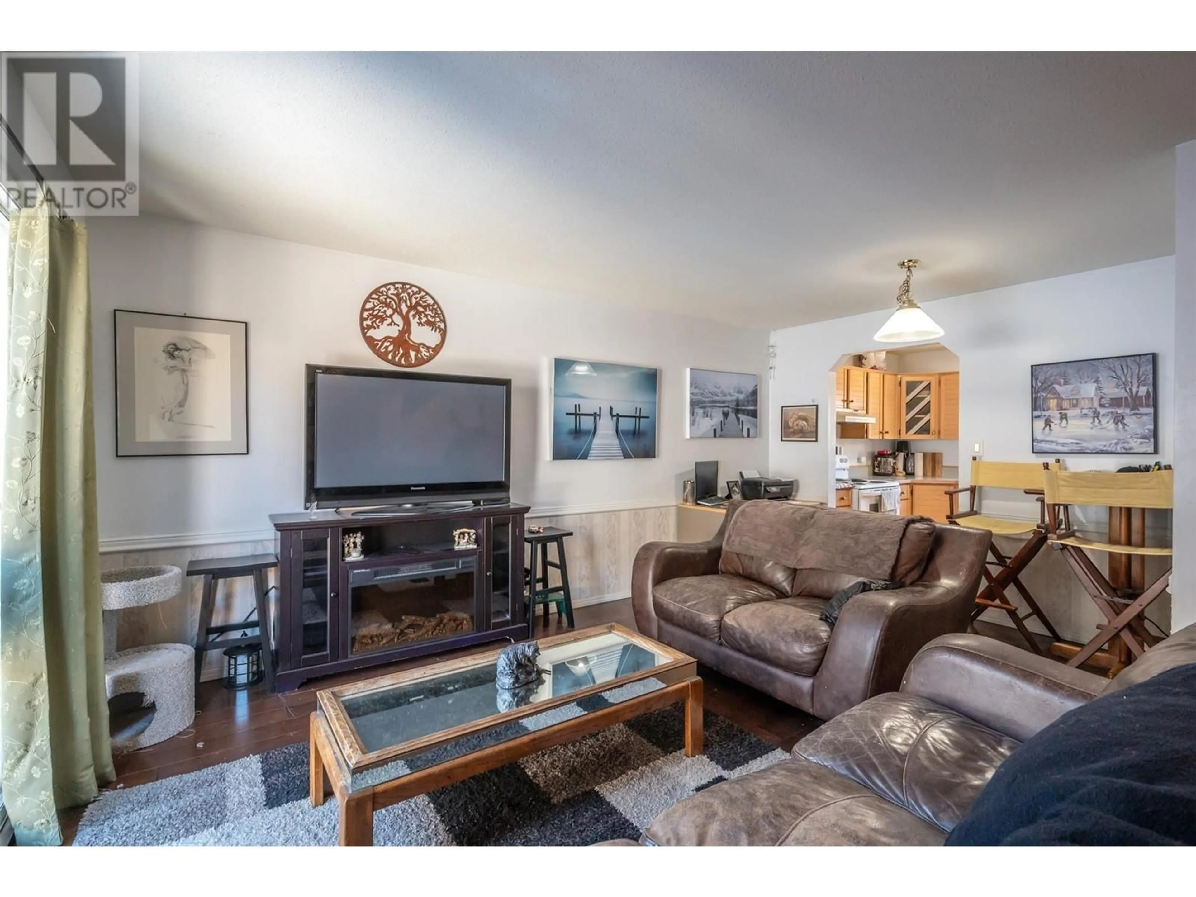 Living room with furniture, wood/laminate floor for 115 - 3030 SOUTH MAIN STREET, Penticton British Columbia V2A5J6