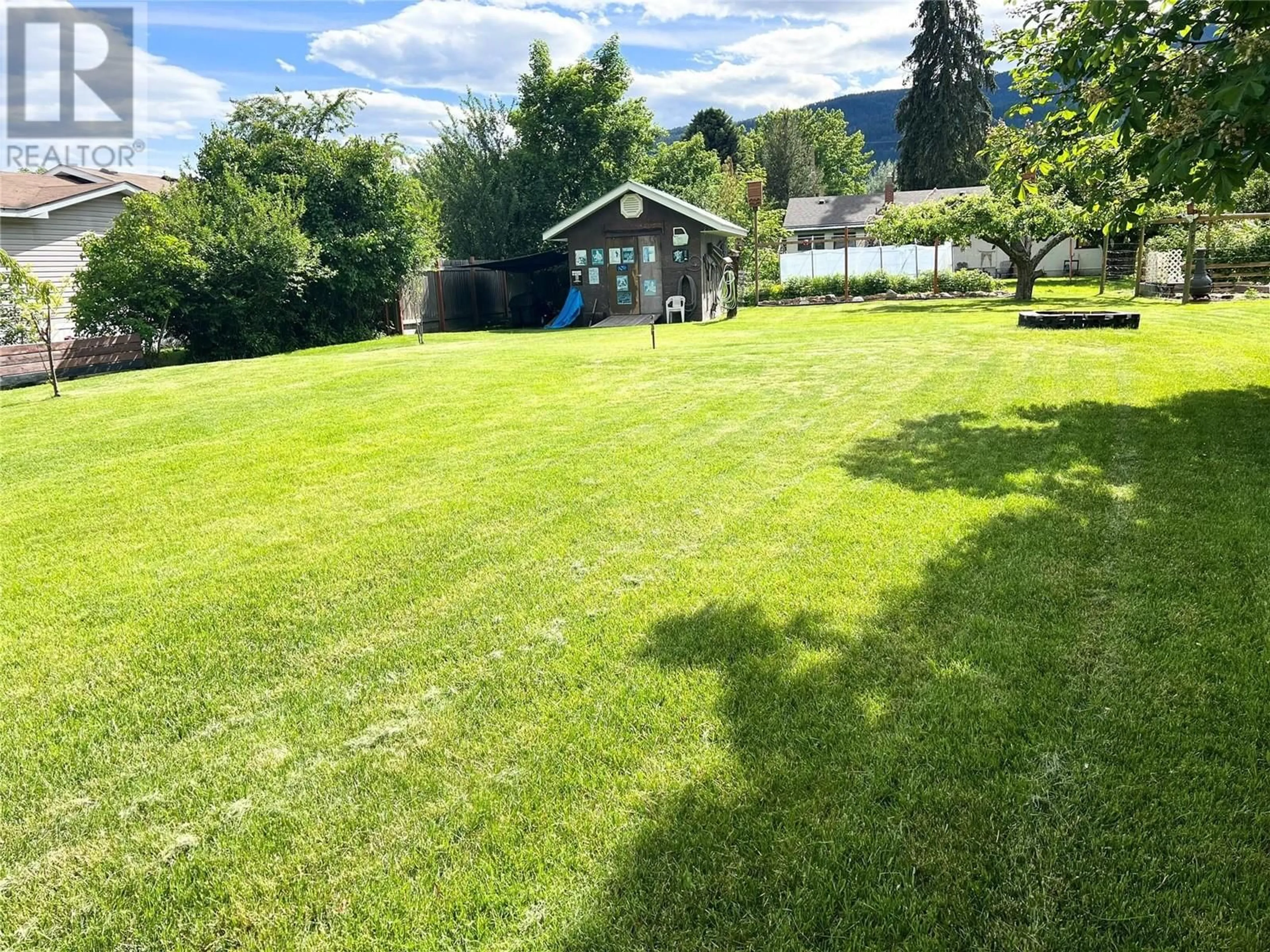 A pic from outside/outdoor area/front of a property/back of a property/a pic from drone, unknown for 1916 Brilliant Road, Castlegar British Columbia V1N4K2