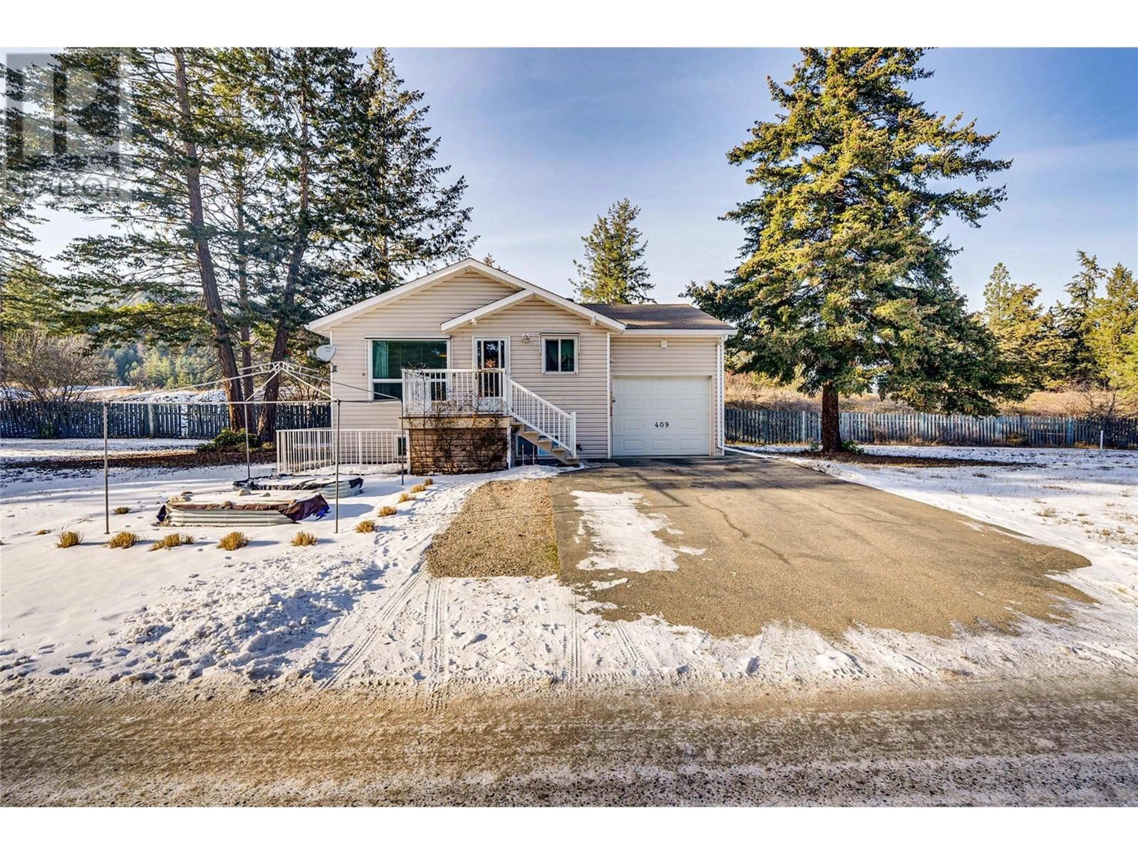 A pic from outside/outdoor area/front of a property/back of a property/a pic from drone, street for 409 HUMMINGBIRD AVENUE, Vernon British Columbia V1H2A1