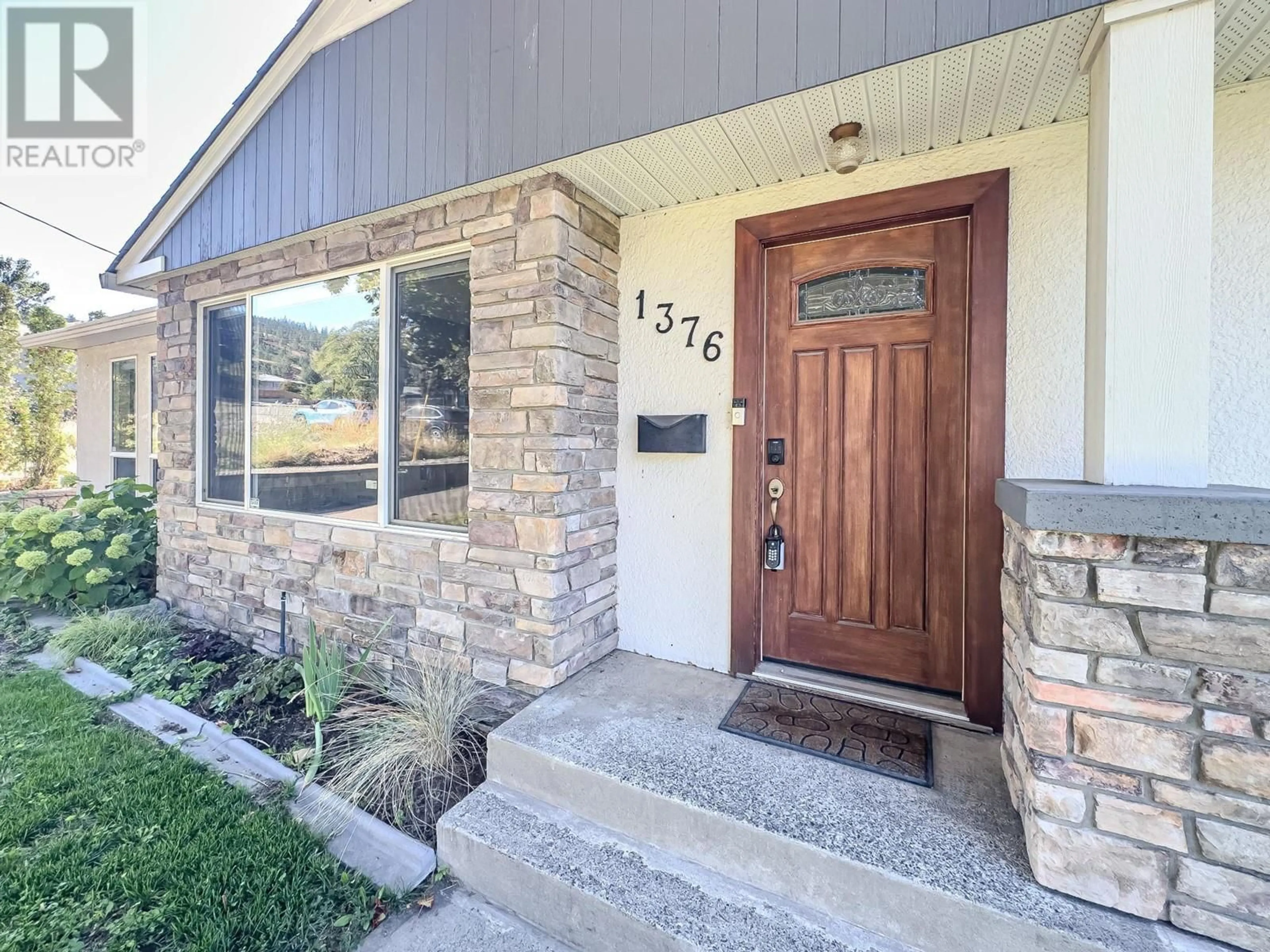 Indoor entryway for 1376 6TH Avenue, Kamloops British Columbia V2C3S4