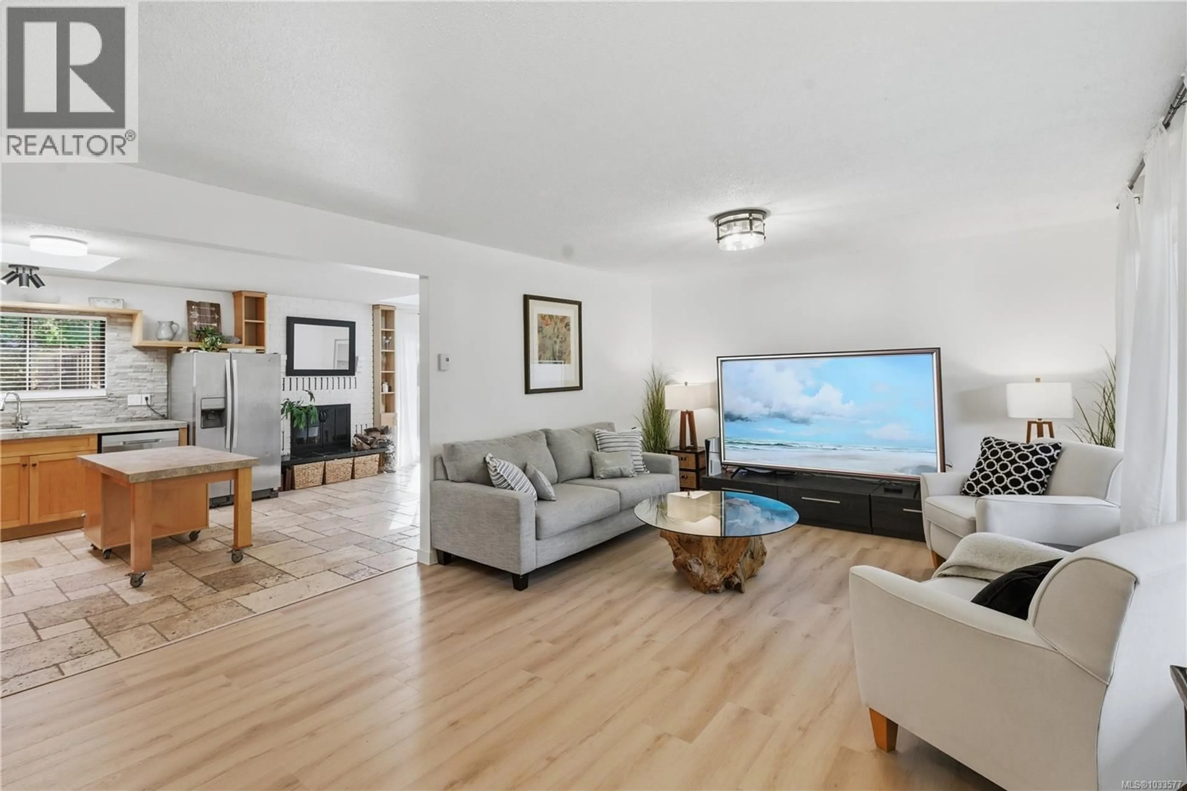 Living room with furniture, wood/laminate floor for 1025 MAPLE LANE DRIVE, Parksville British Columbia V9P1T3
