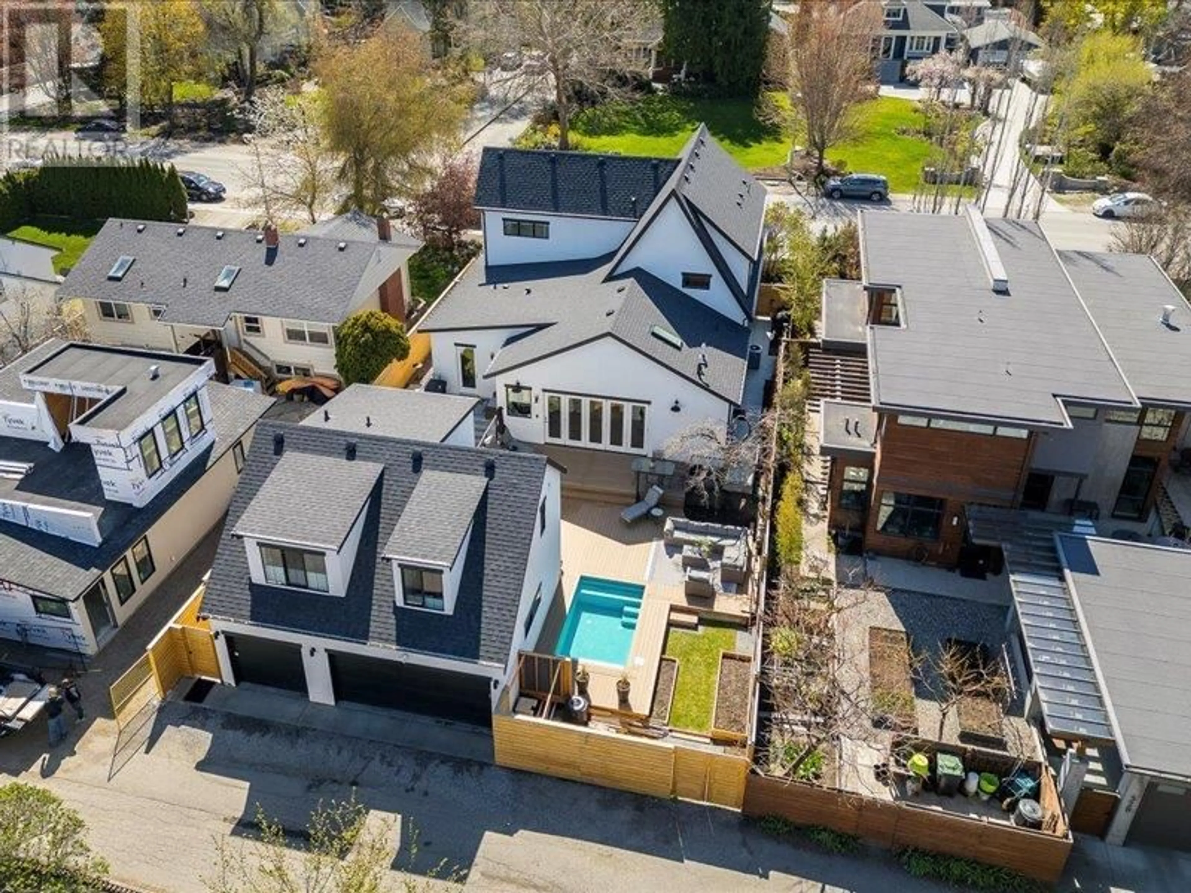 A pic from outside/outdoor area/front of a property/back of a property/a pic from drone, street for 338 CADDER AVENUE, Kelowna British Columbia V1Y5N1