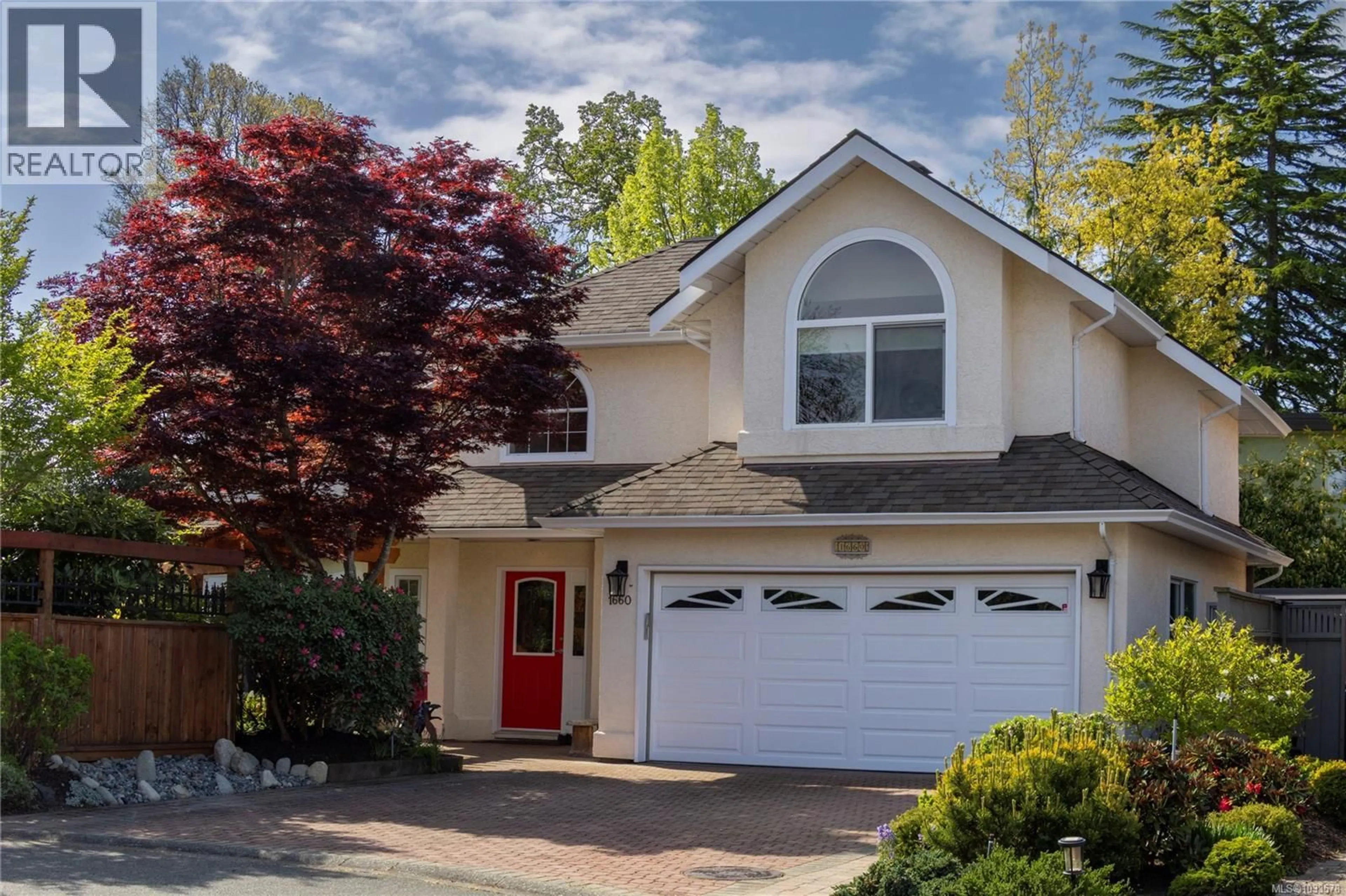 Home with vinyl exterior material, street for 1660 HAMPSHIRE ROAD, Oak Bay British Columbia V8R1G1