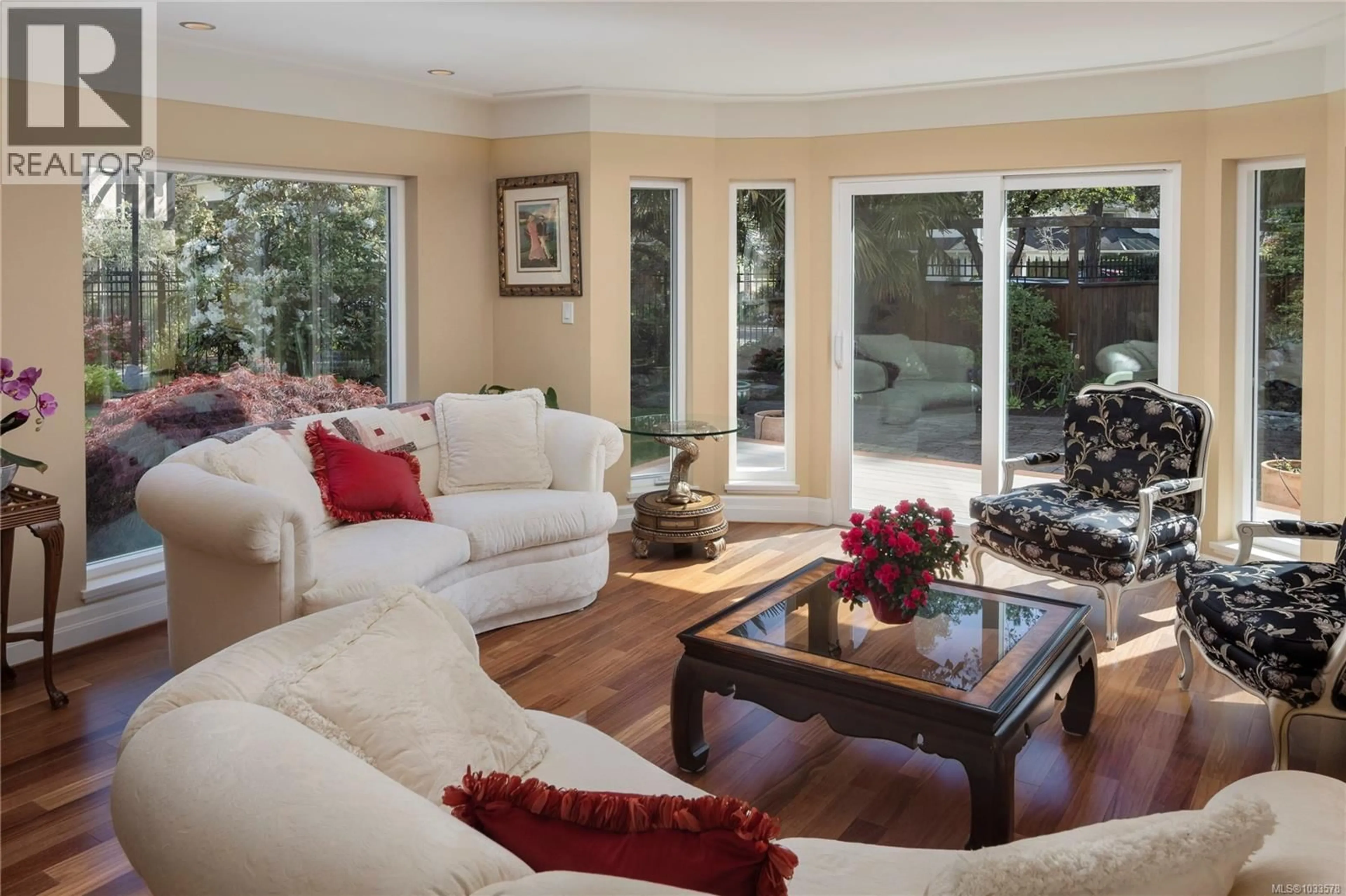 Living room with furniture, unknown for 1660 HAMPSHIRE ROAD, Oak Bay British Columbia V8R1G1