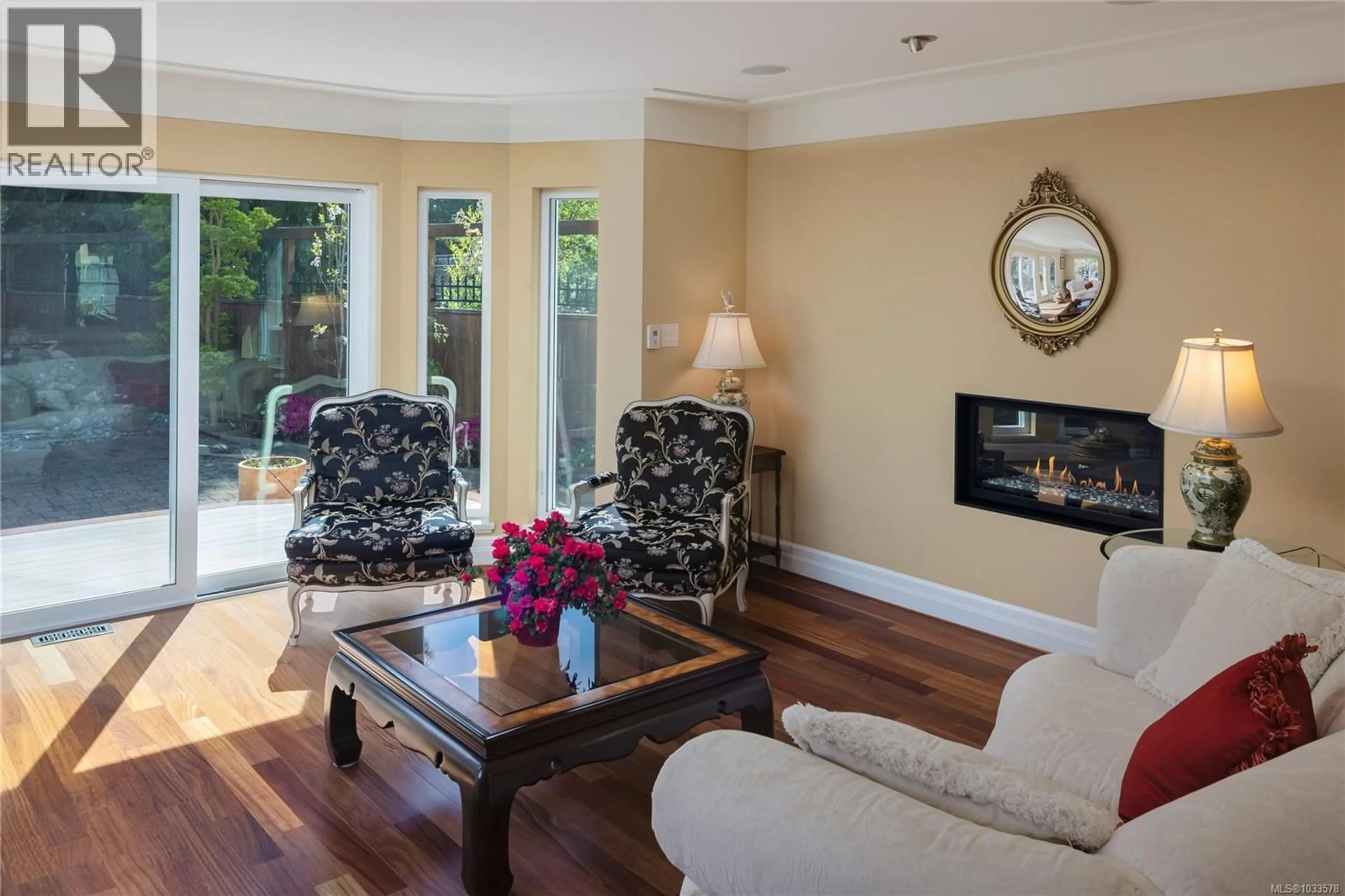 Living room with furniture, unknown for 1660 HAMPSHIRE ROAD, Oak Bay British Columbia V8R1G1