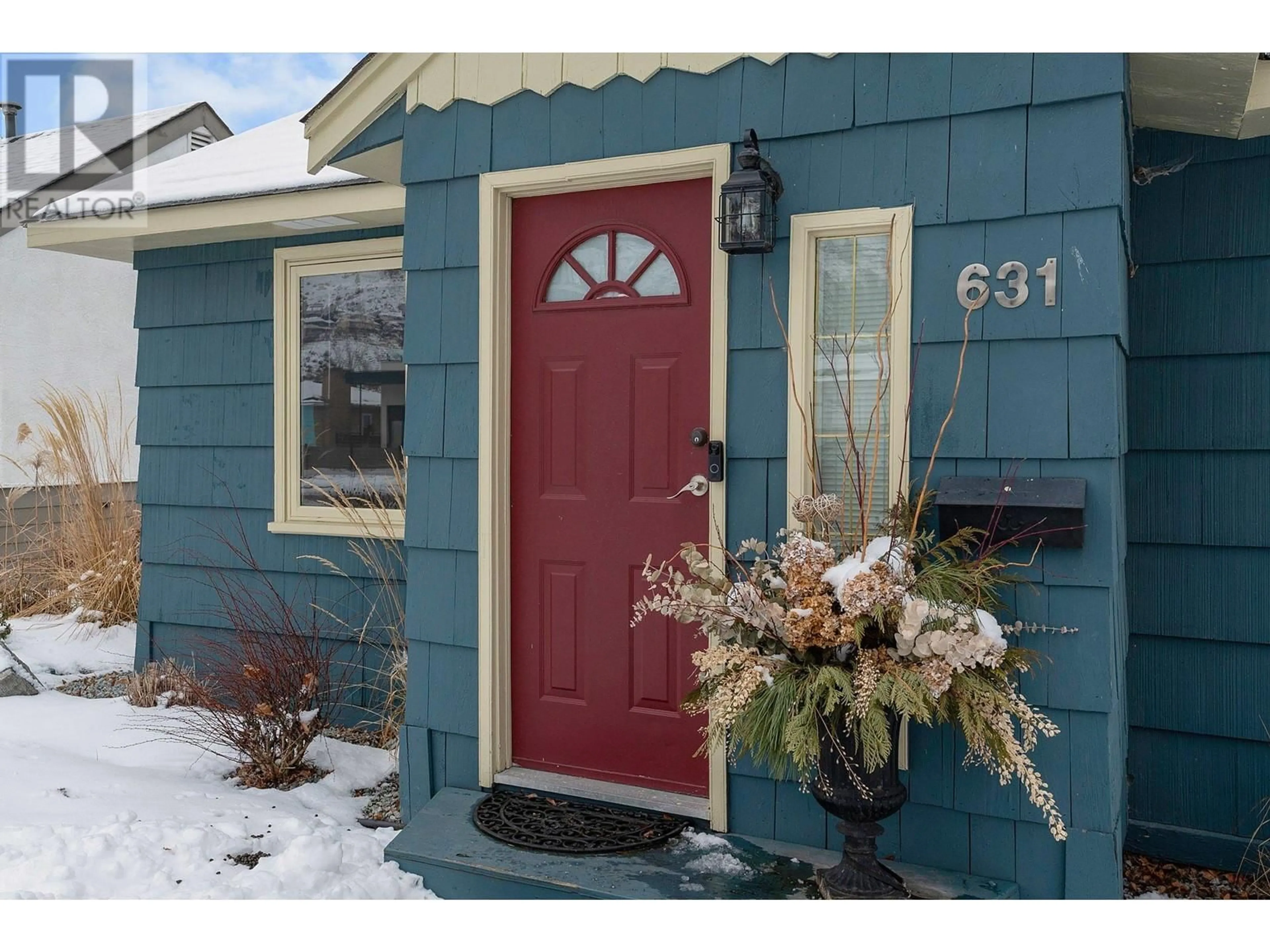 Indoor entryway for 631 Okanagan Boulevard, Kelowna British Columbia V1Y7L2