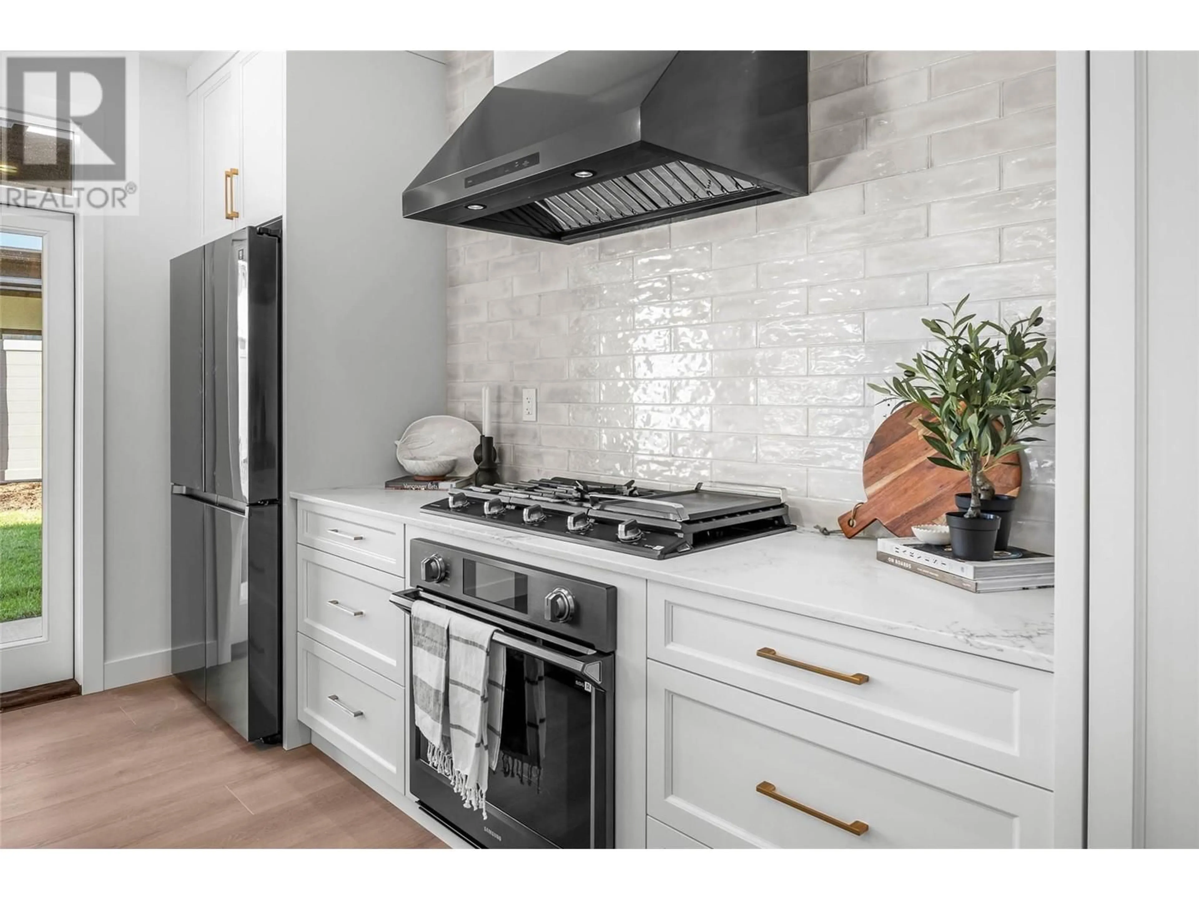 Contemporary kitchen, ceramic/tile floor for 1291 BRECHIN Place, Kamloops British Columbia V2H1T7