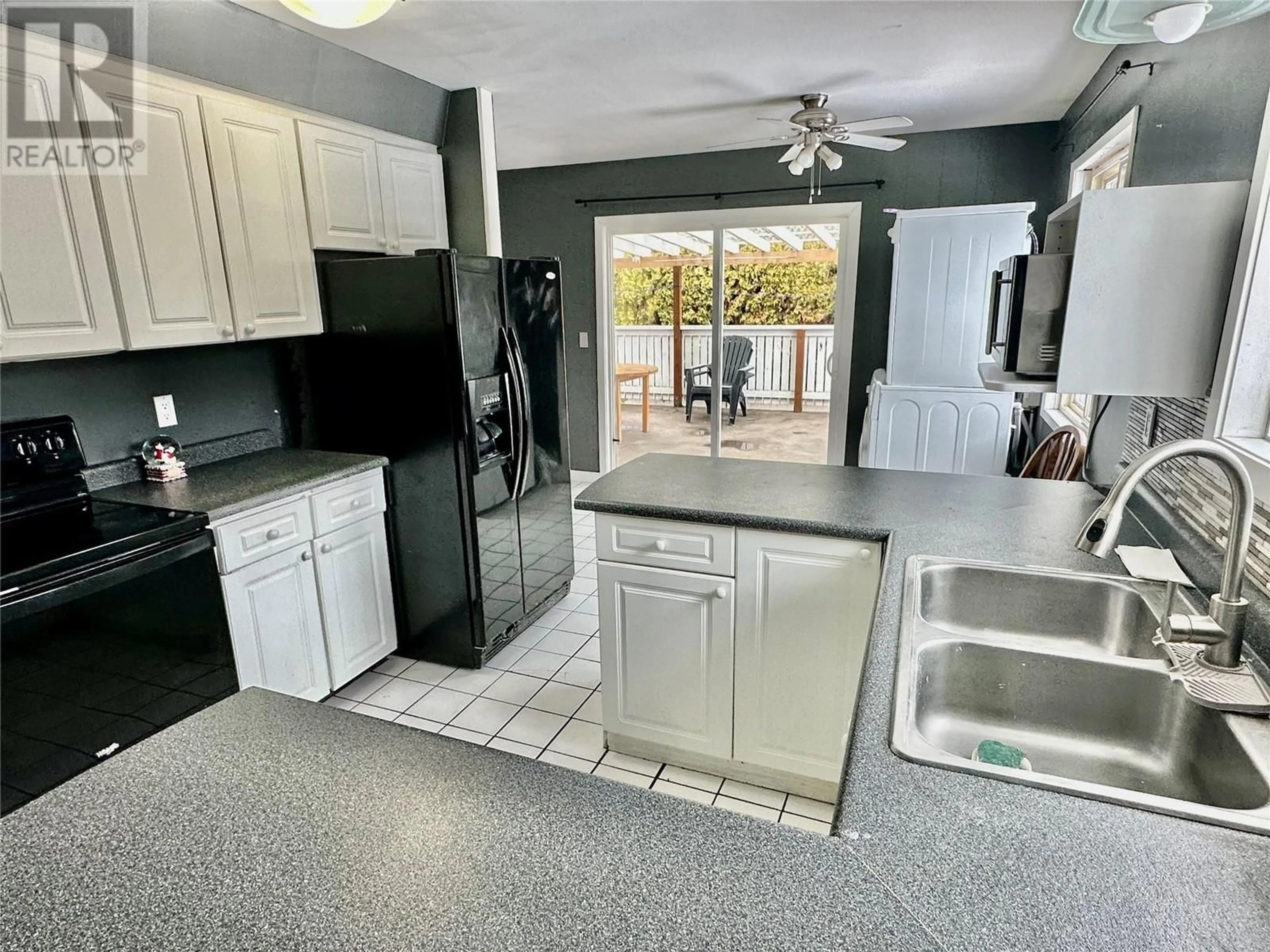 Open concept kitchen, ceramic/tile floor for 475 HOLLYWOOD ROAD SOUTH, Kelowna British Columbia V1X3T2