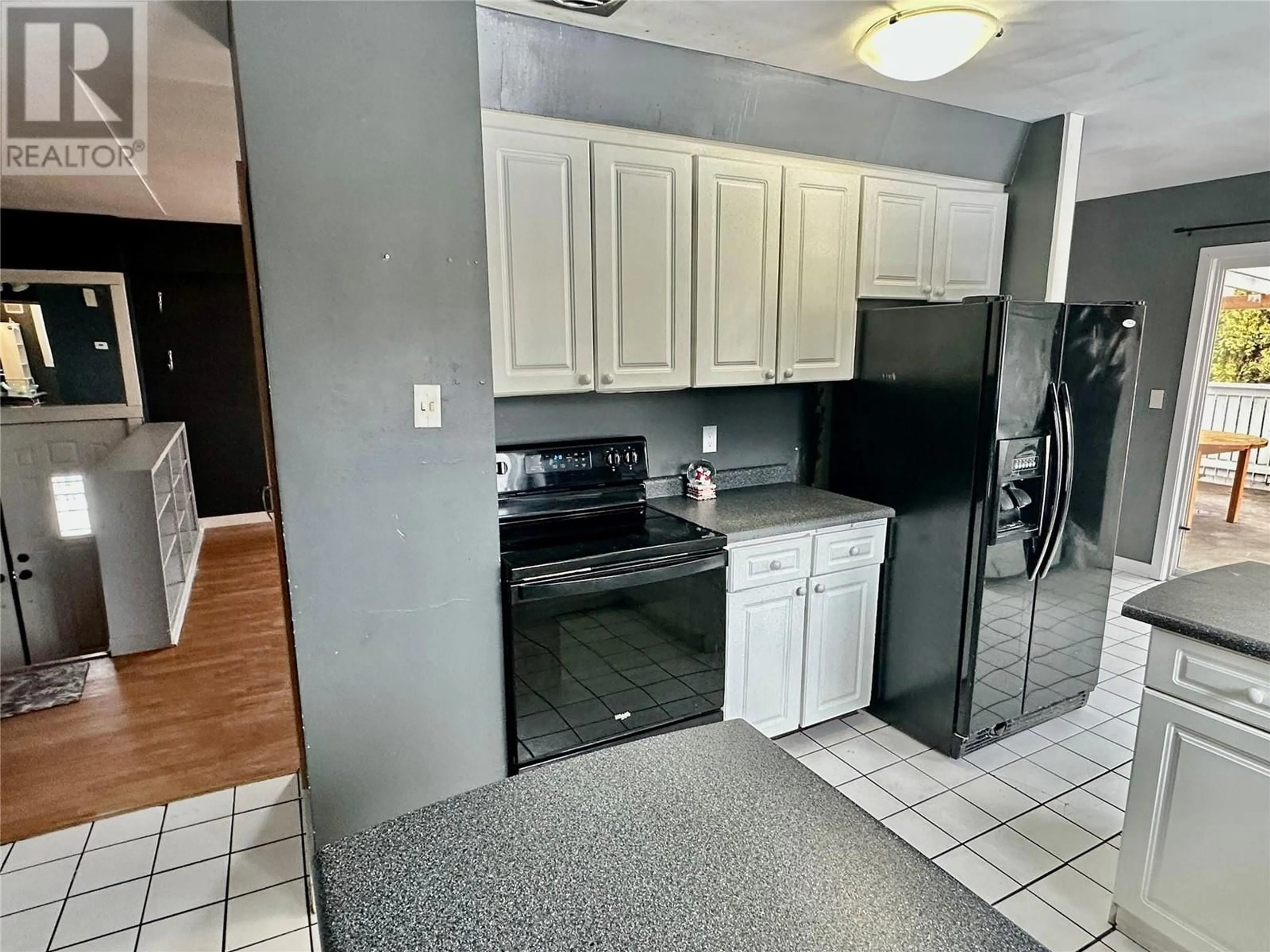 Standard kitchen, ceramic/tile floor for 475 HOLLYWOOD ROAD SOUTH, Kelowna British Columbia V1X3T2