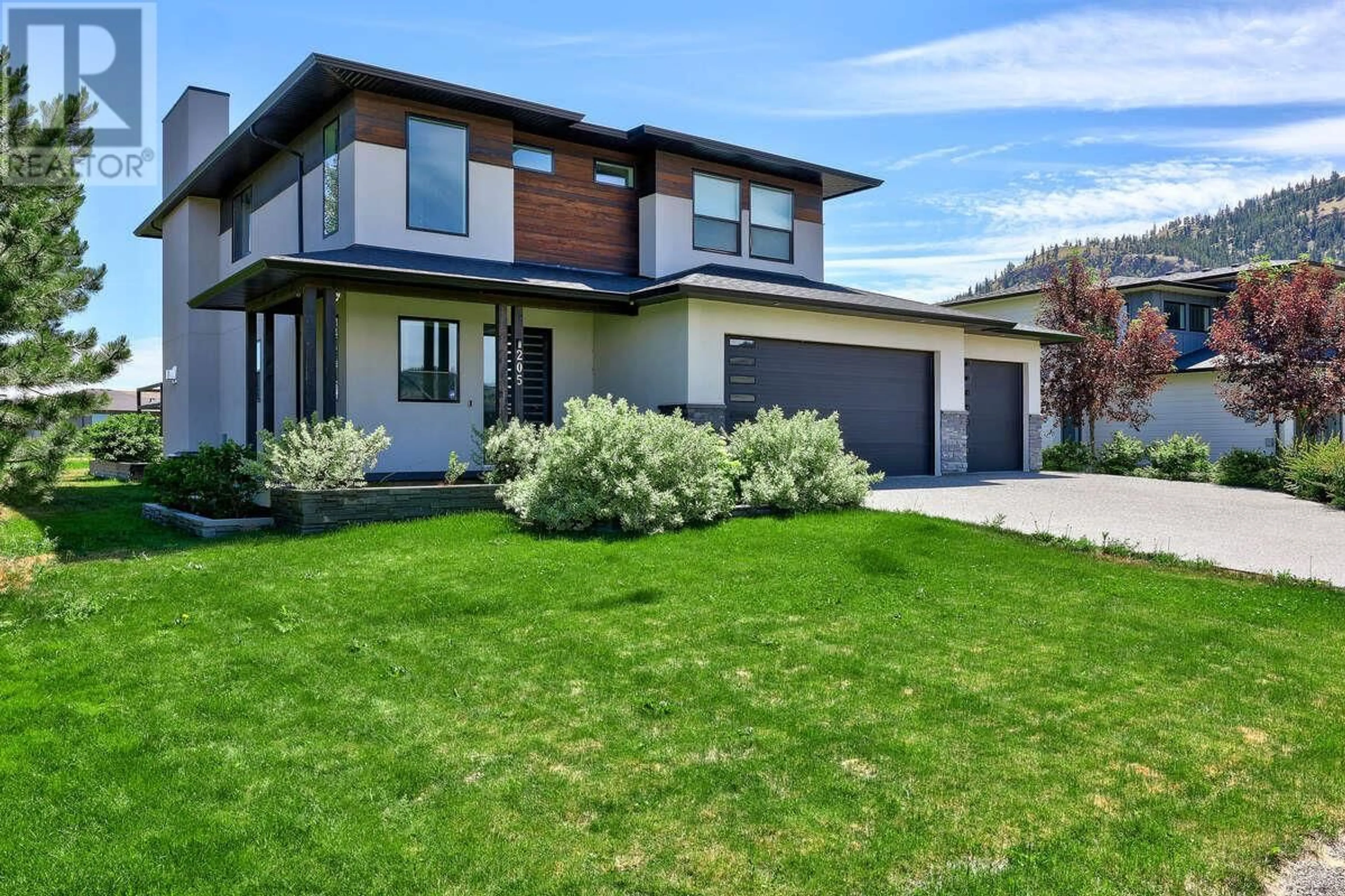 Home with vinyl exterior material, street for 205 RUE CHEVAL NOIR OTHER, Kamloops British Columbia V2H1T7
