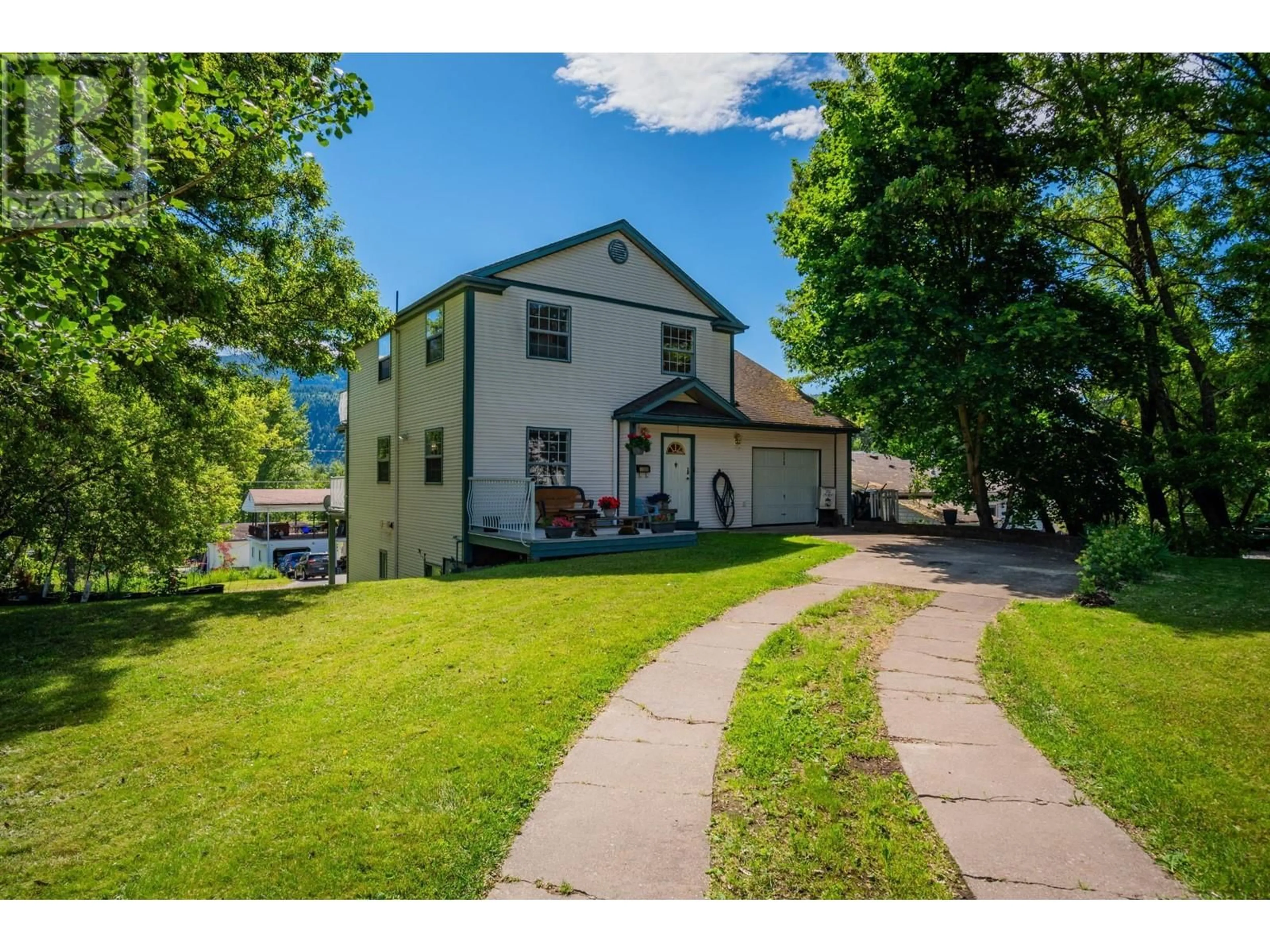 A pic from outside/outdoor area/front of a property/back of a property/a pic from drone, street for 502 7TH STREET, Castlegar British Columbia V1N4G6
