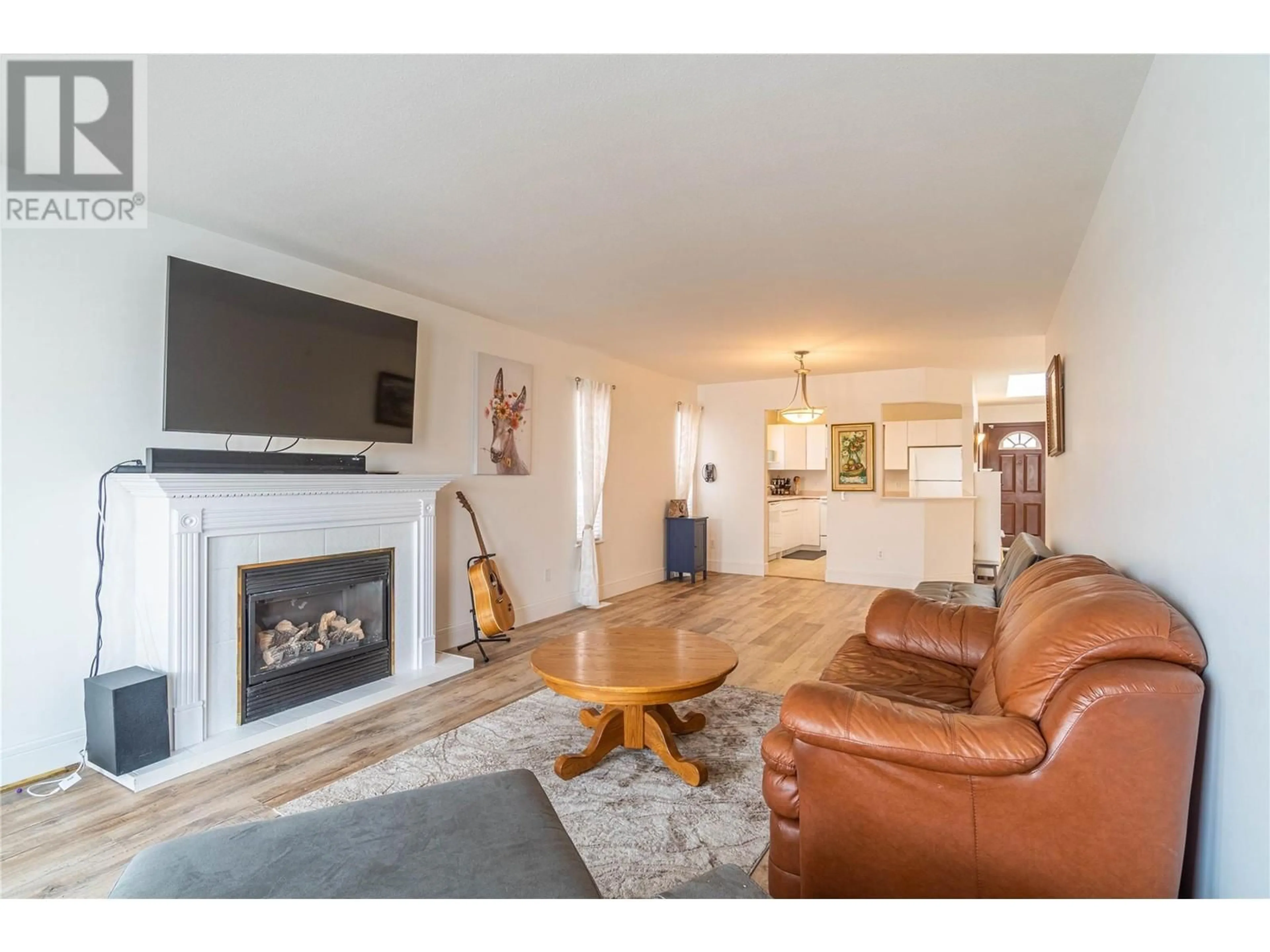 Living room with furniture, wood/laminate floor for 16 - 1285 14TH STREET, Kamloops British Columbia V2B8K9