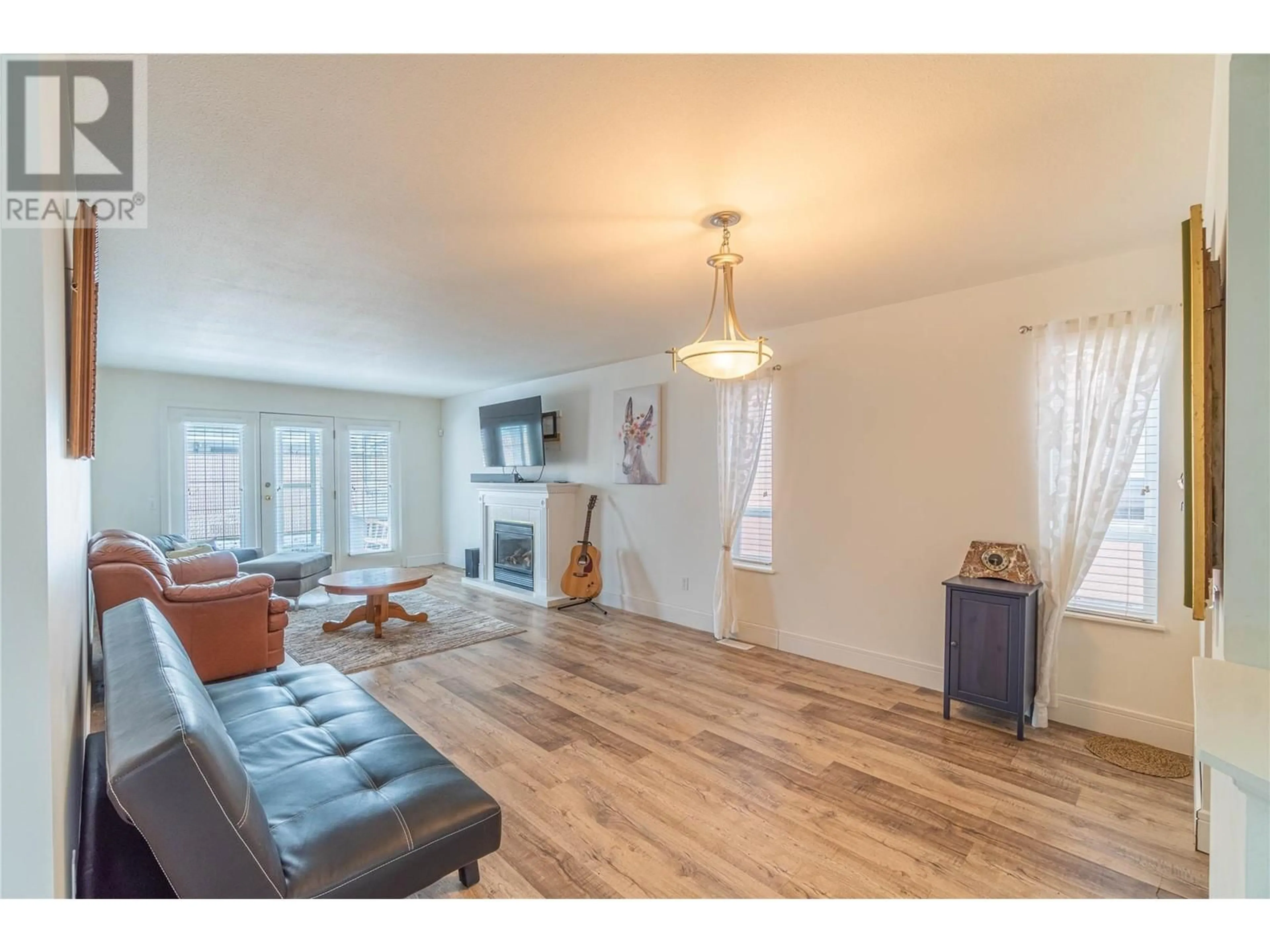 Living room with furniture, wood/laminate floor for 16 - 1285 14TH STREET, Kamloops British Columbia V2B8K9
