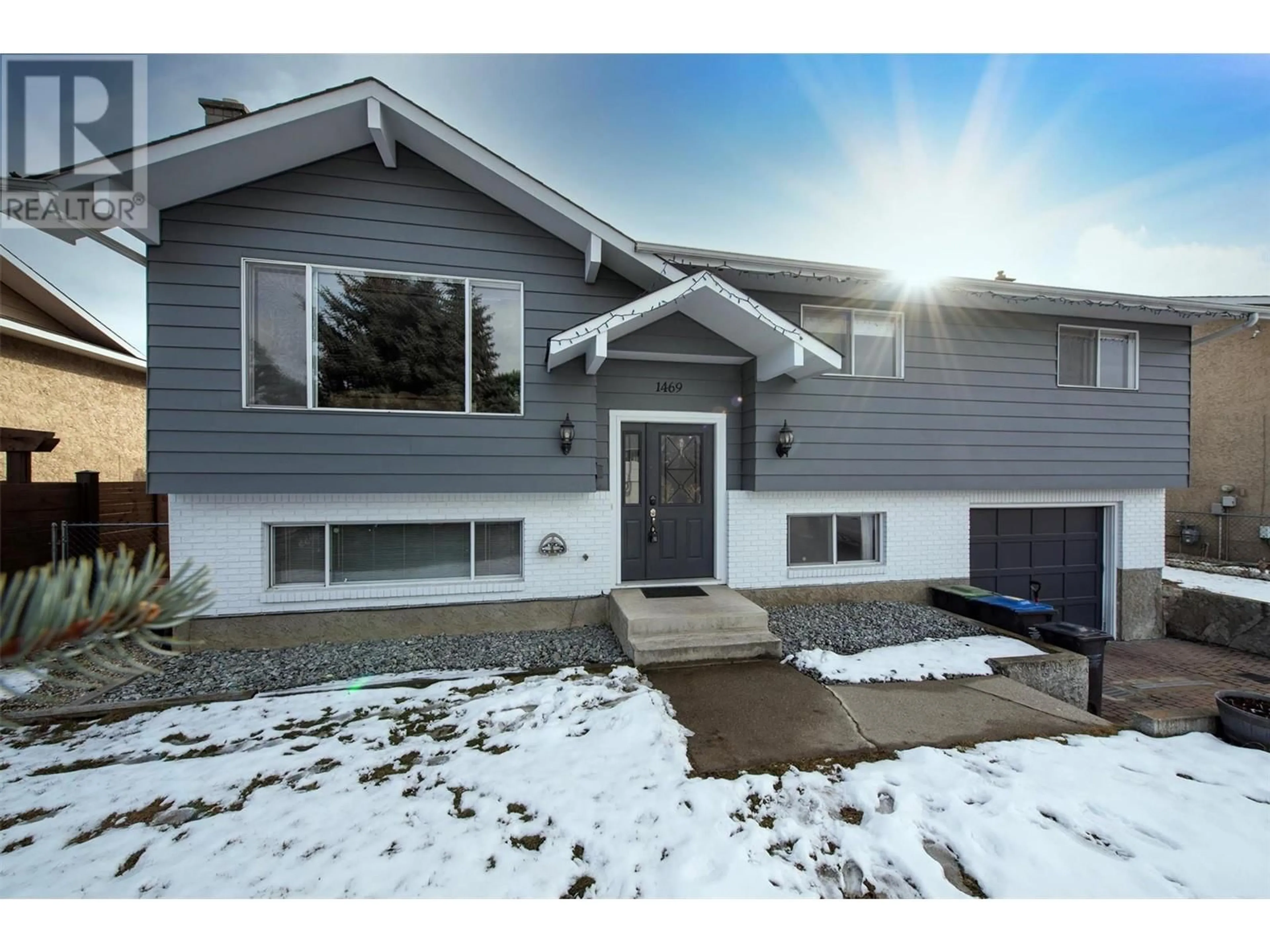 Home with vinyl exterior material, street for 1469 DENVER ROAD, Kelowna British Columbia V1Y8E9