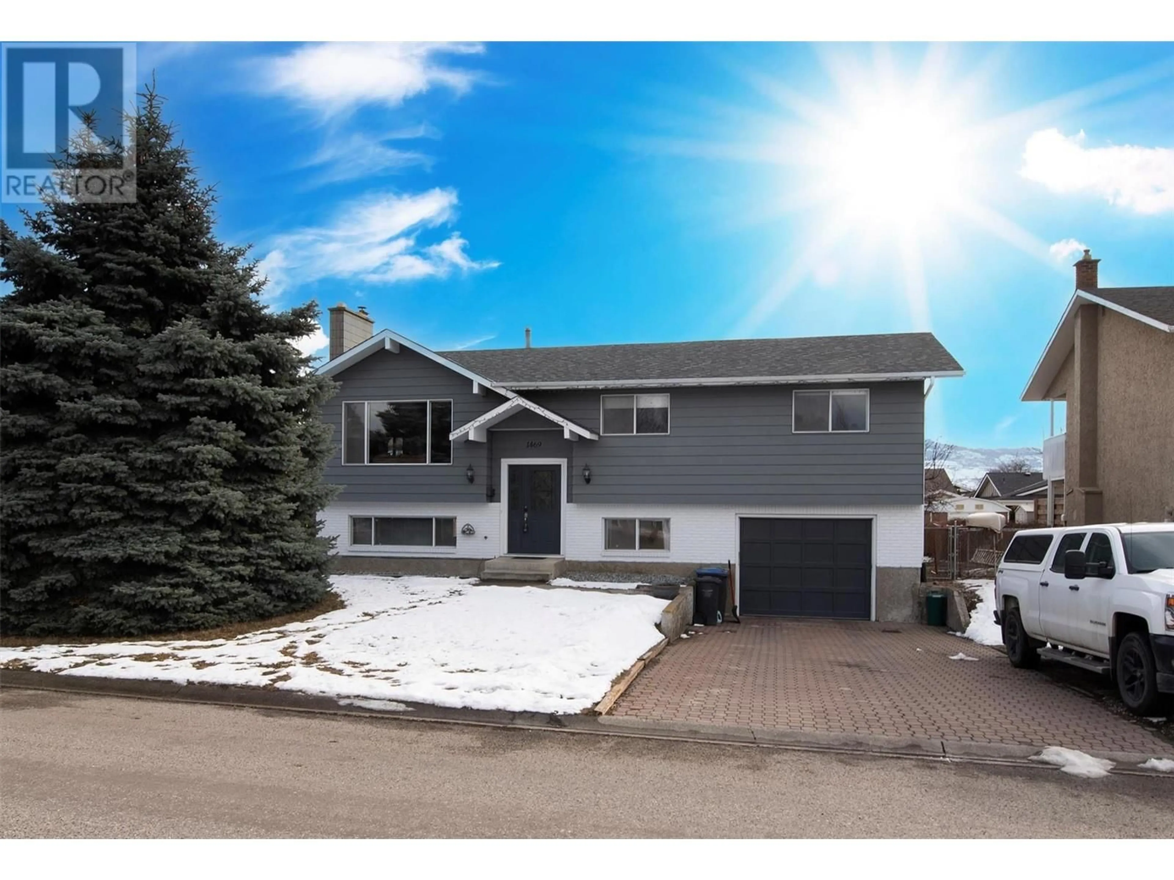 Home with vinyl exterior material, street for 1469 DENVER ROAD, Kelowna British Columbia V1Y8E9
