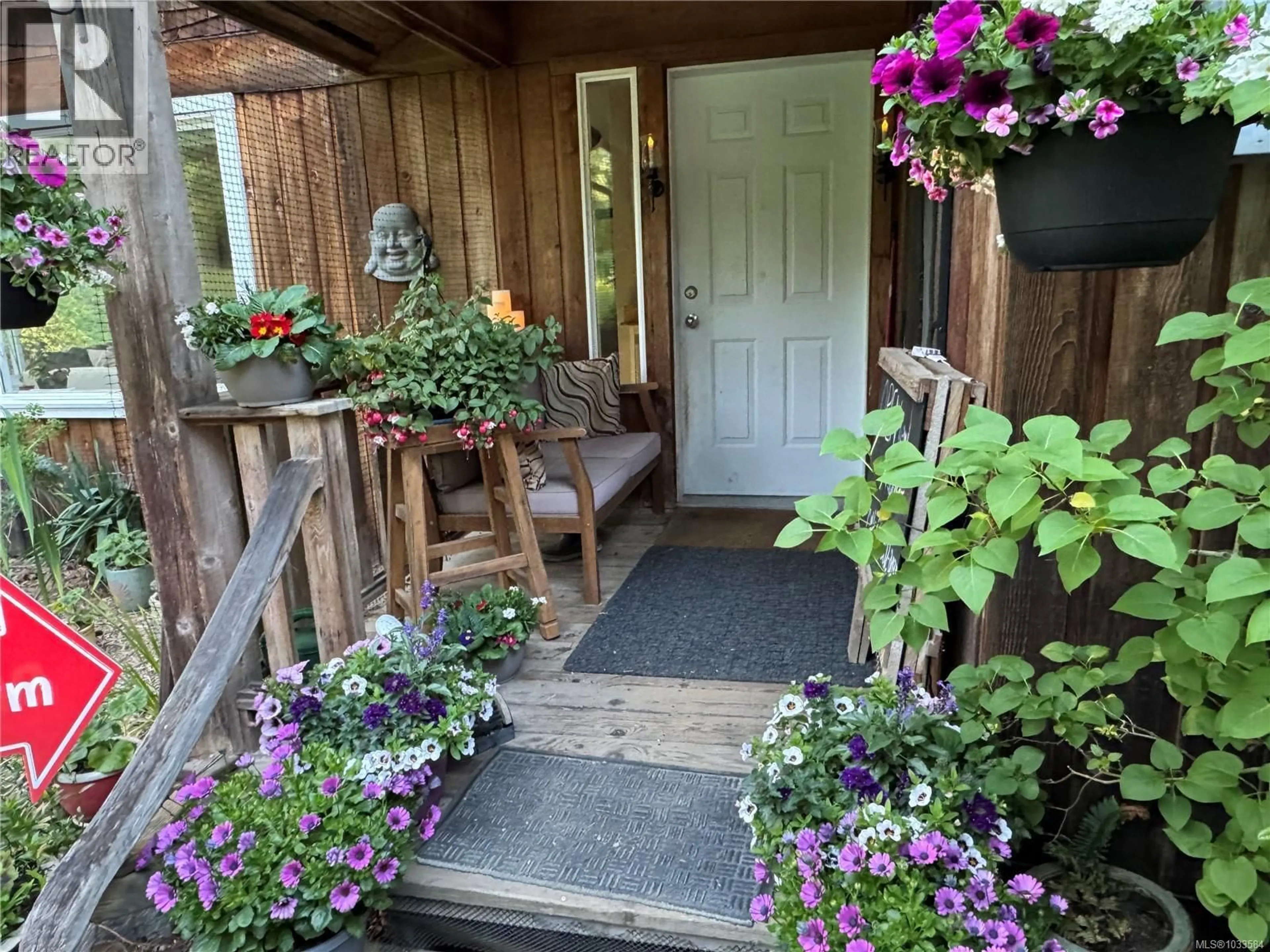 Indoor entryway for 378 RAINBOW ROAD, Salt Spring British Columbia V8K2M4