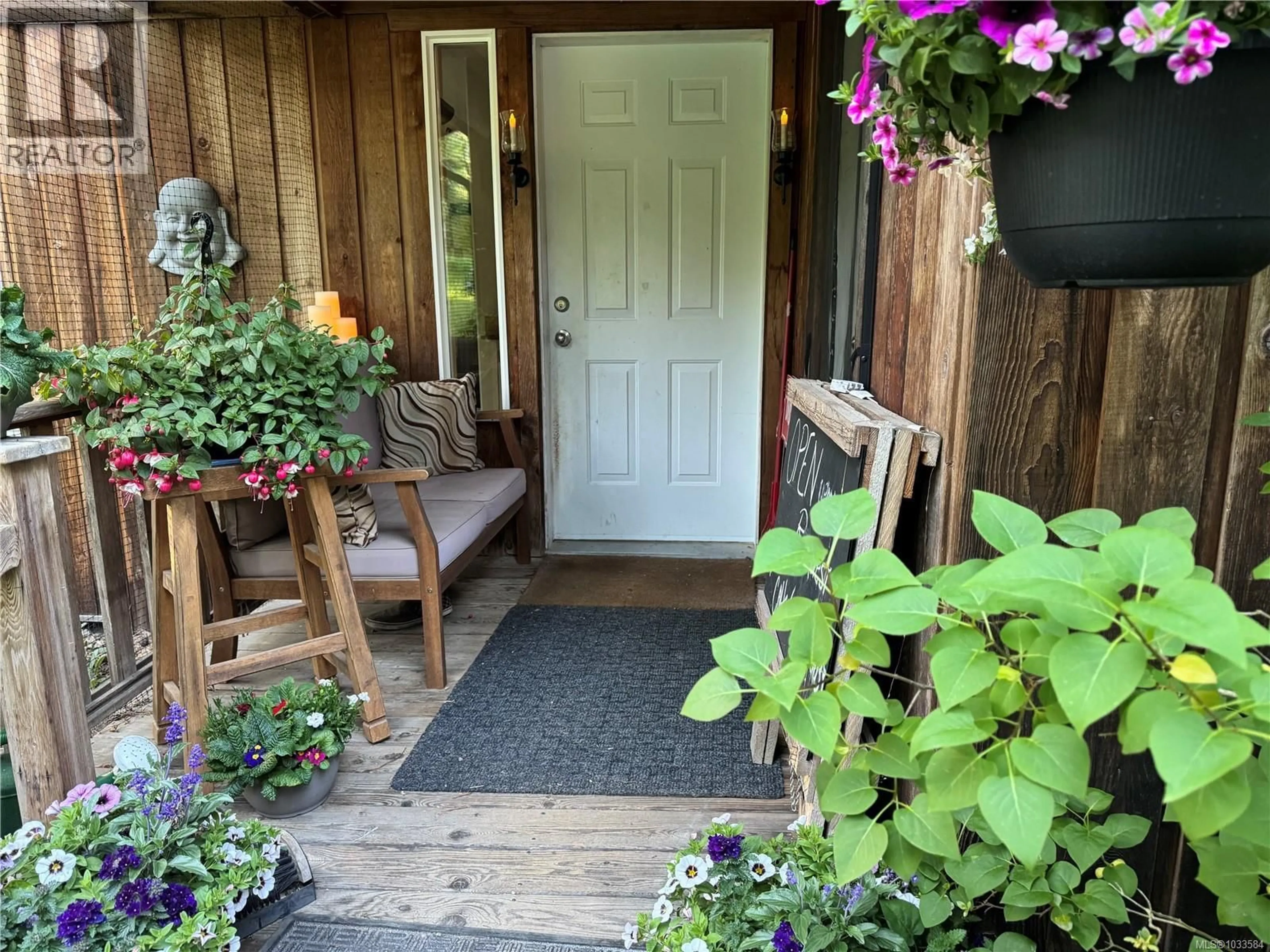 Indoor entryway for 378 RAINBOW ROAD, Salt Spring British Columbia V8K2M4