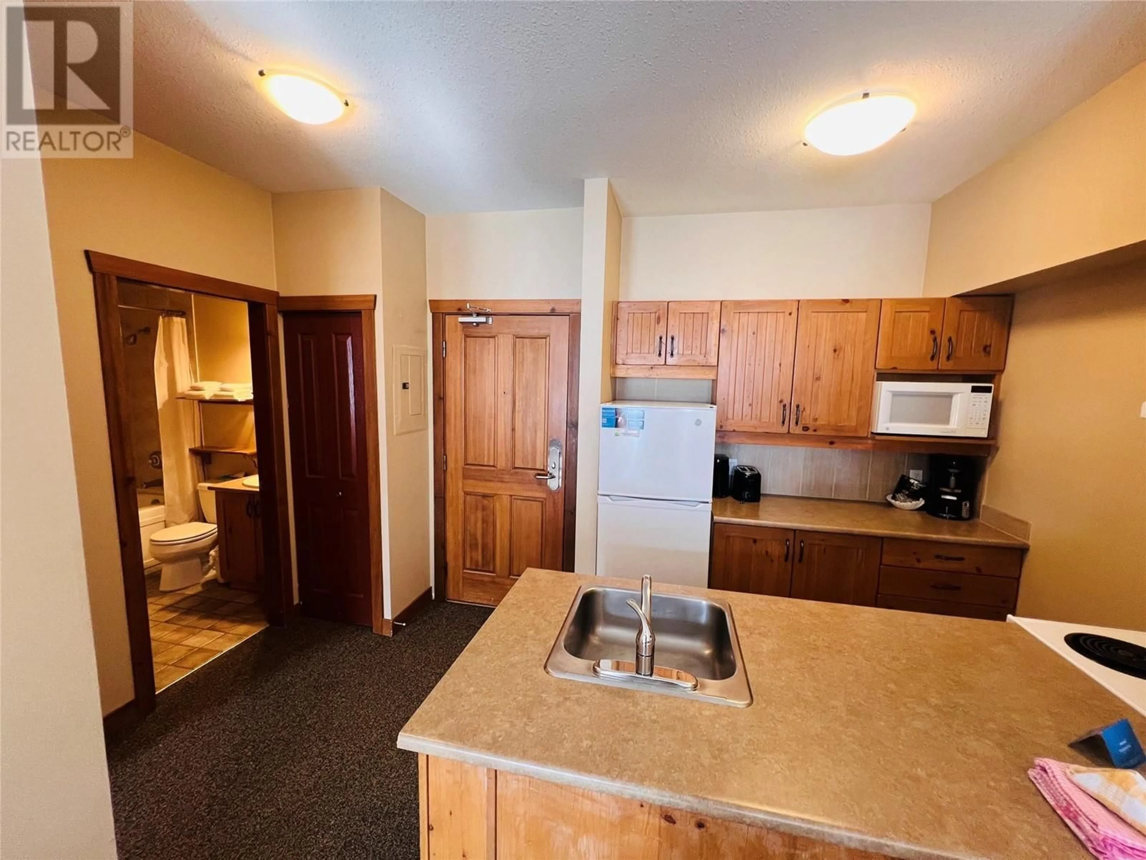 Standard kitchen, unknown for 203 - 2090 SUMMIT DRIVE, Panorama British Columbia V0A1T0