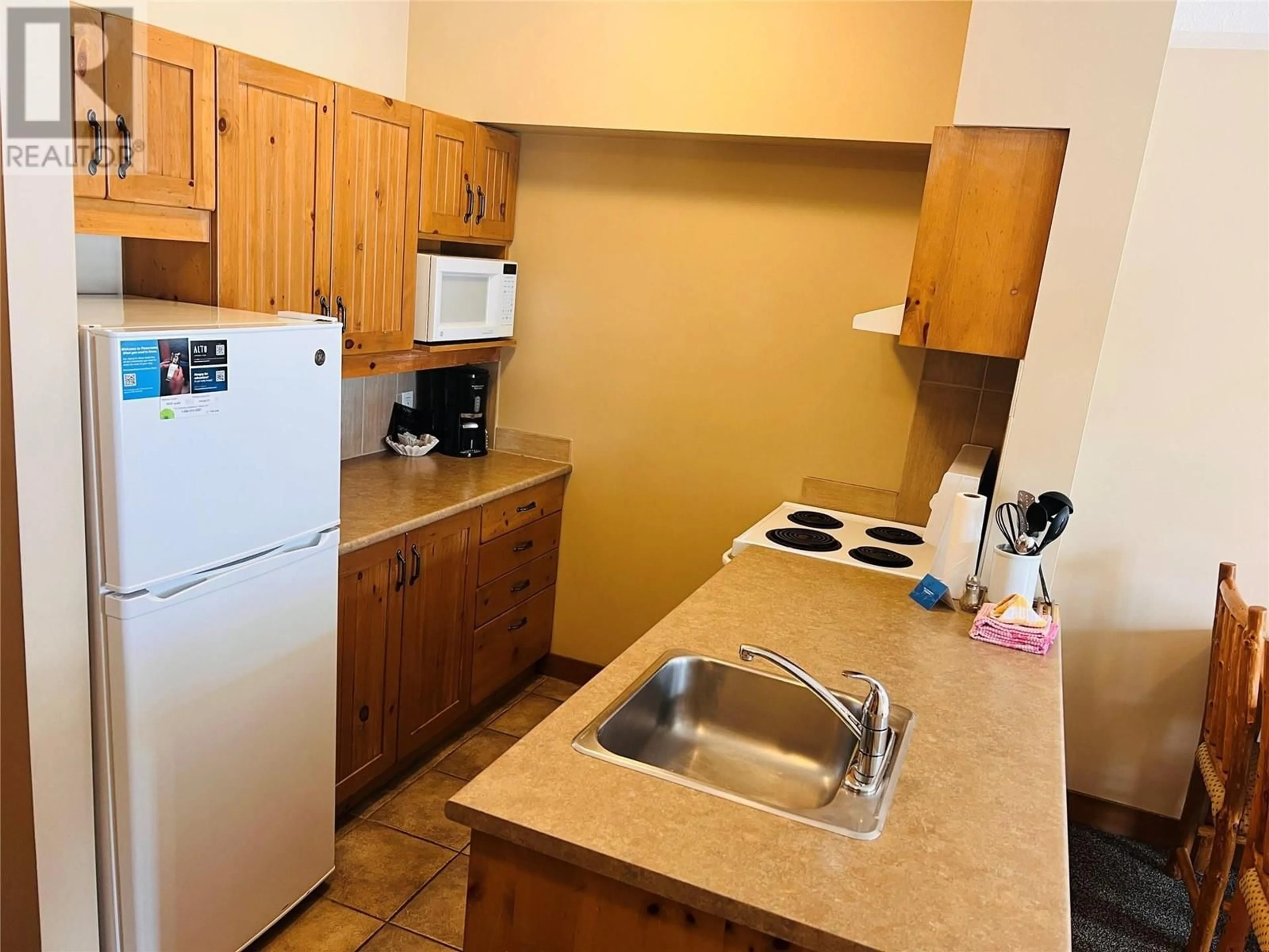 Standard kitchen, unknown for 203 - 2090 SUMMIT DRIVE, Panorama British Columbia V0A1T0