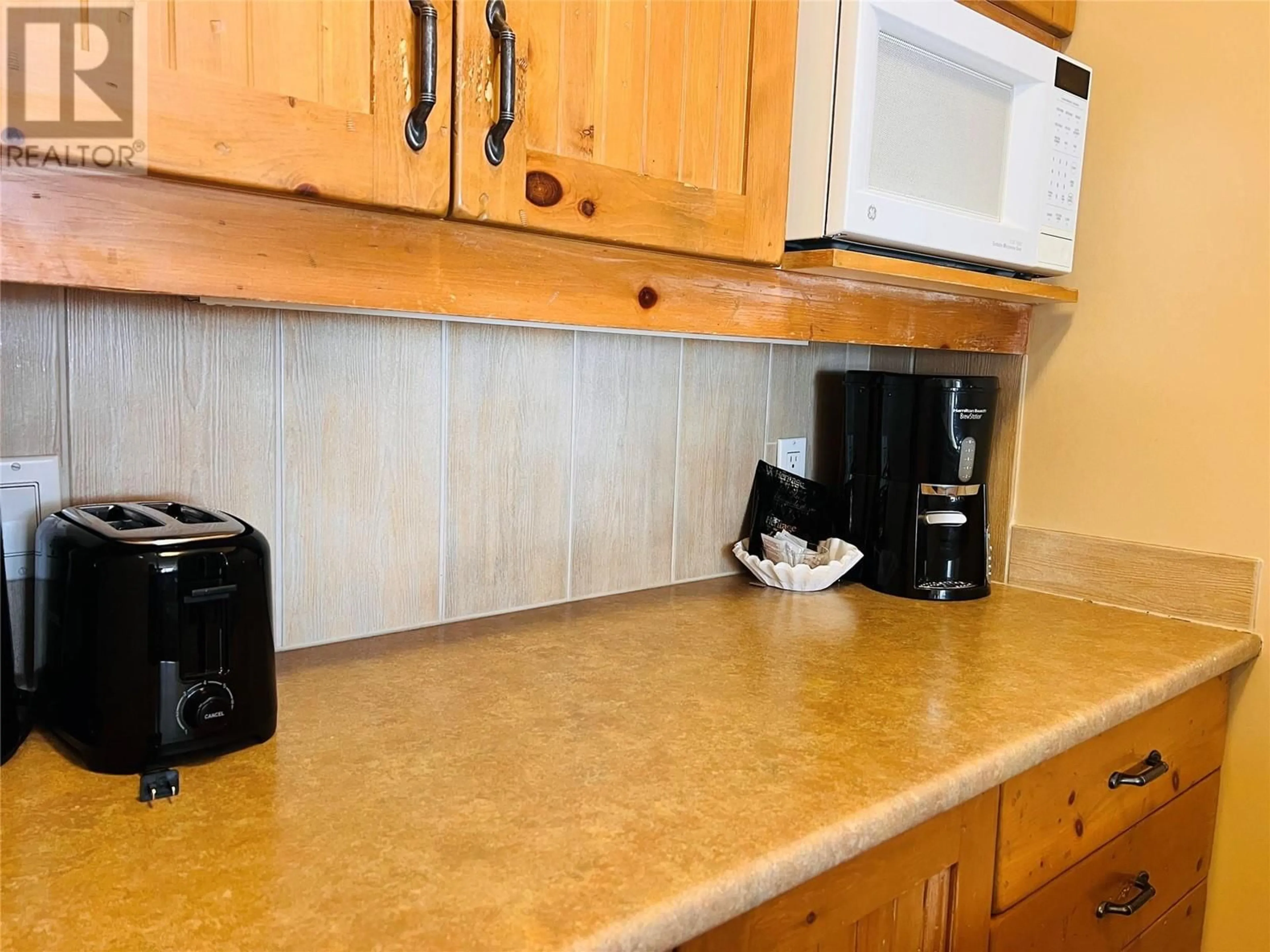 Standard kitchen, unknown for 203 - 2090 SUMMIT DRIVE, Panorama British Columbia V0A1T0
