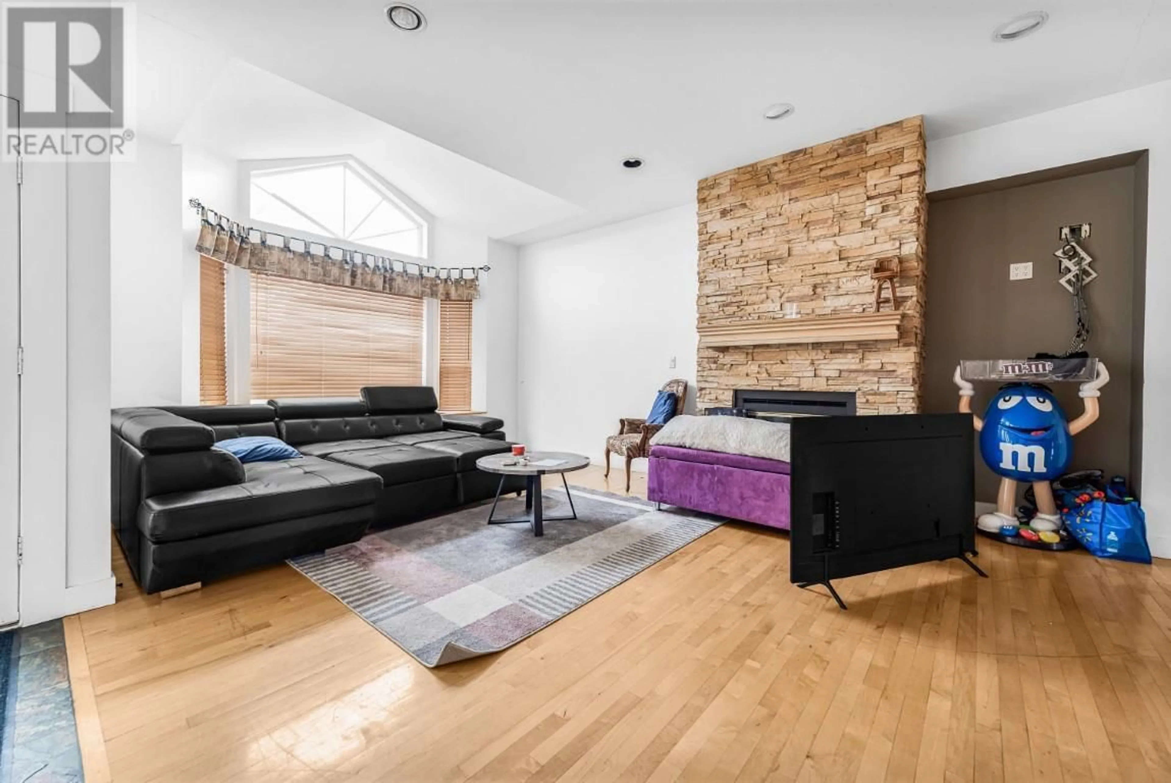 Living room with furniture, wood/laminate floor for 148 SOUTHVIEW COURT, Kelowna British Columbia V1V1T6