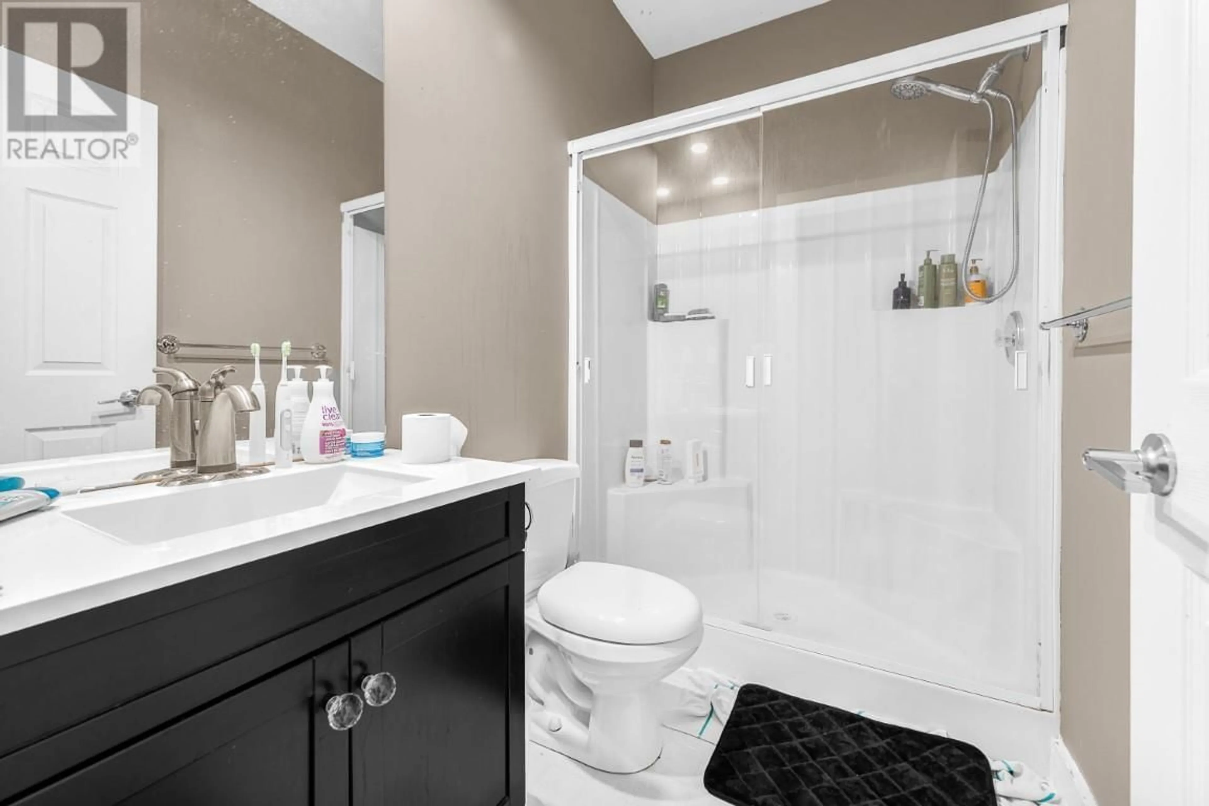 Standard bathroom, ceramic/tile floor for 148 Southview Court, Kelowna British Columbia V1V1T6