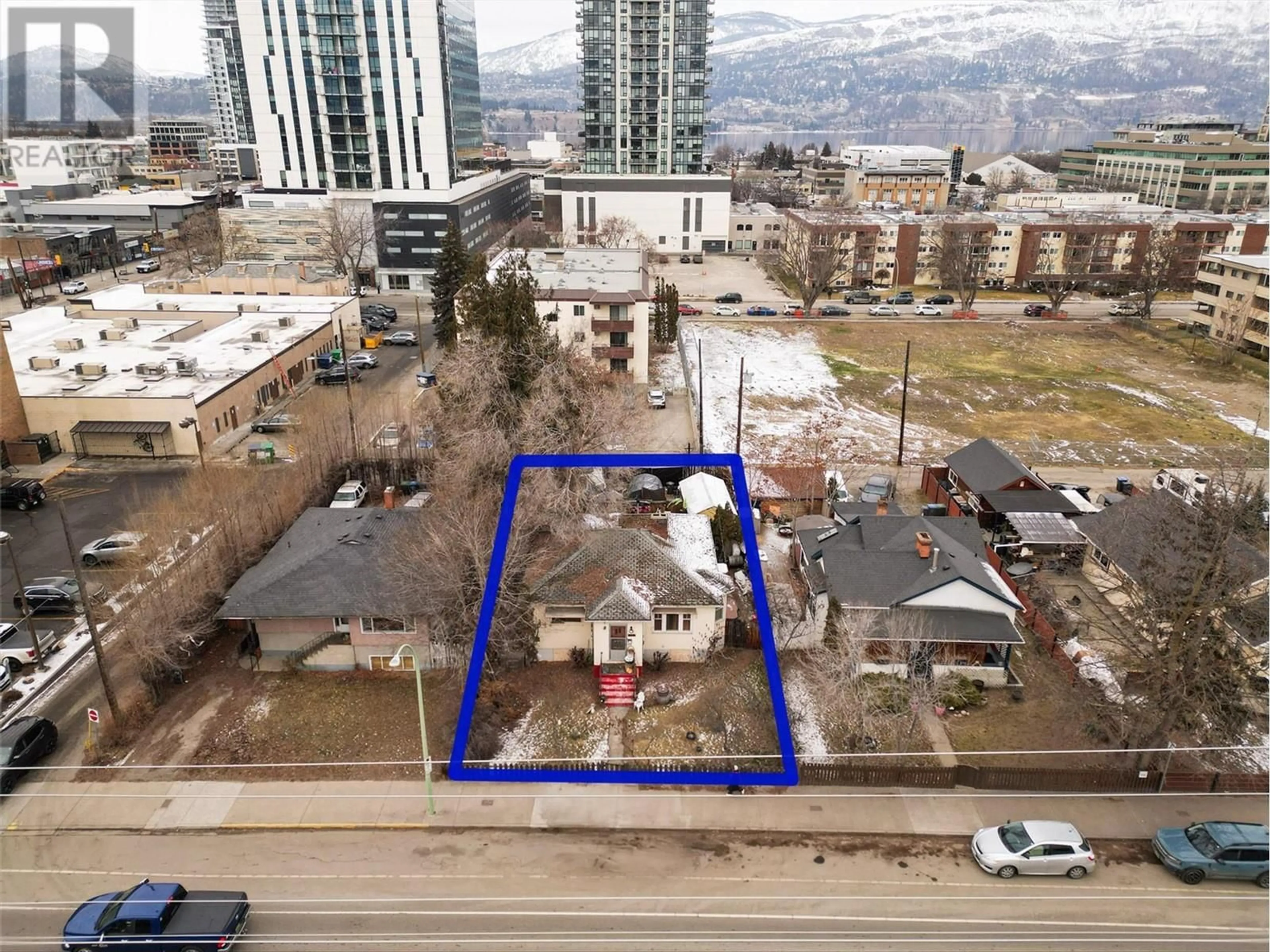 A pic from outside/outdoor area/front of a property/back of a property/a pic from drone, building for 1470 Richter Street, Kelowna British Columbia V1Y2L8