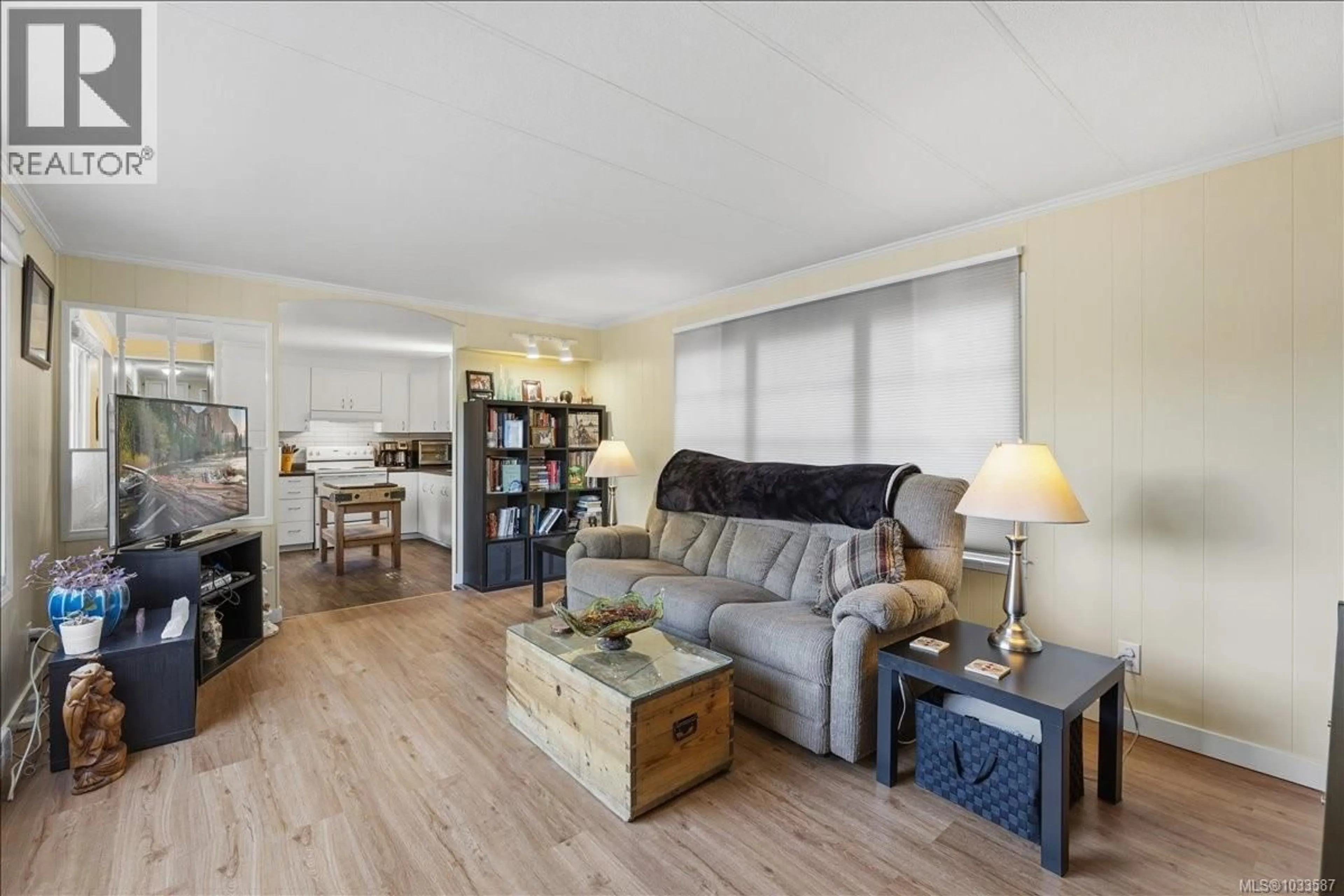 Living room with furniture, wood/laminate floor for 7 - 1247 ARBUTUS ROAD, Parksville British Columbia V9P1R4